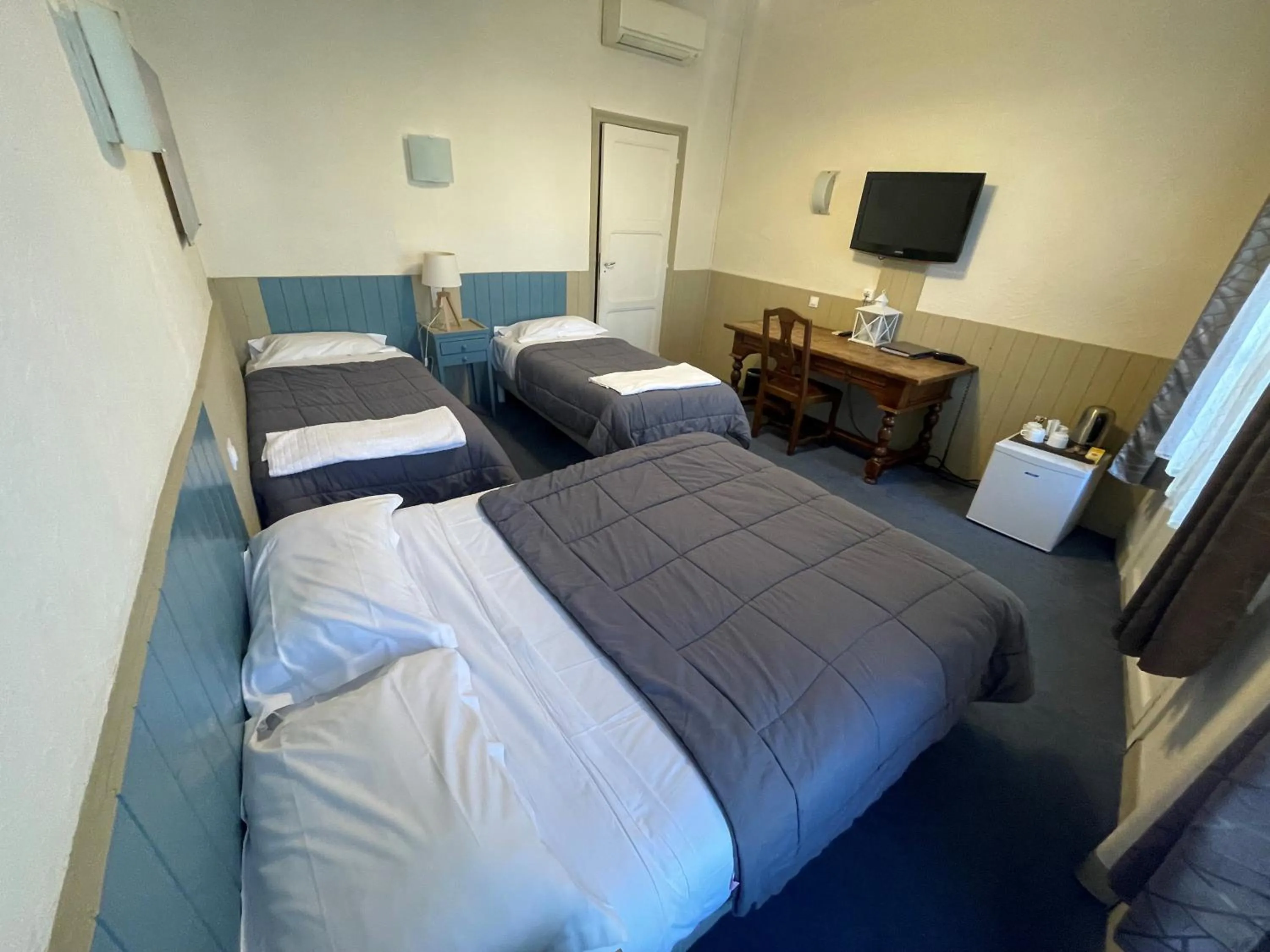 Property building, Bed in Hotel De France Perpignan Centre Ville