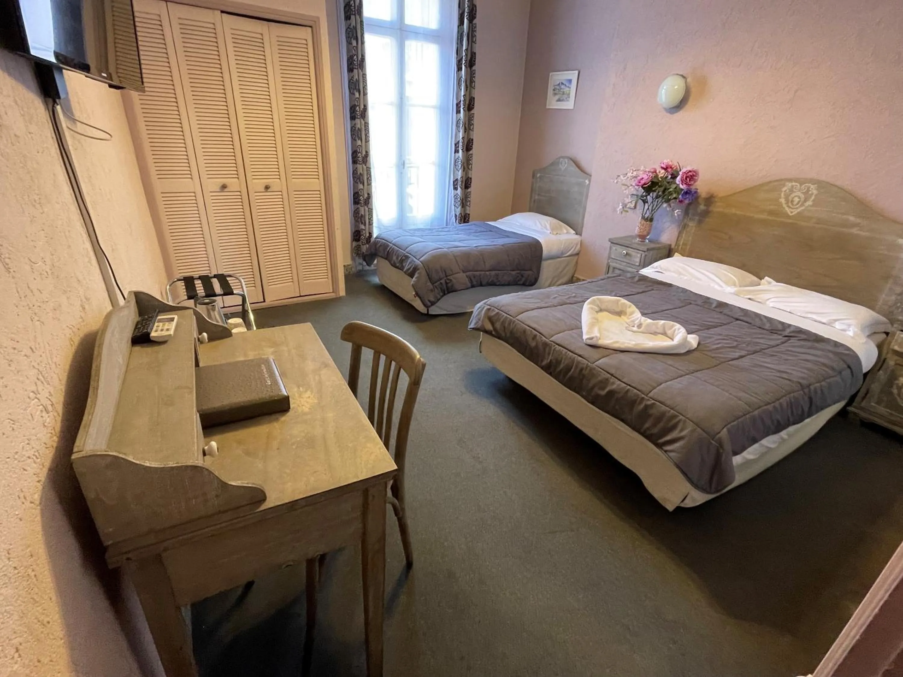 Property building, Bed in Hotel De France Perpignan Centre Ville