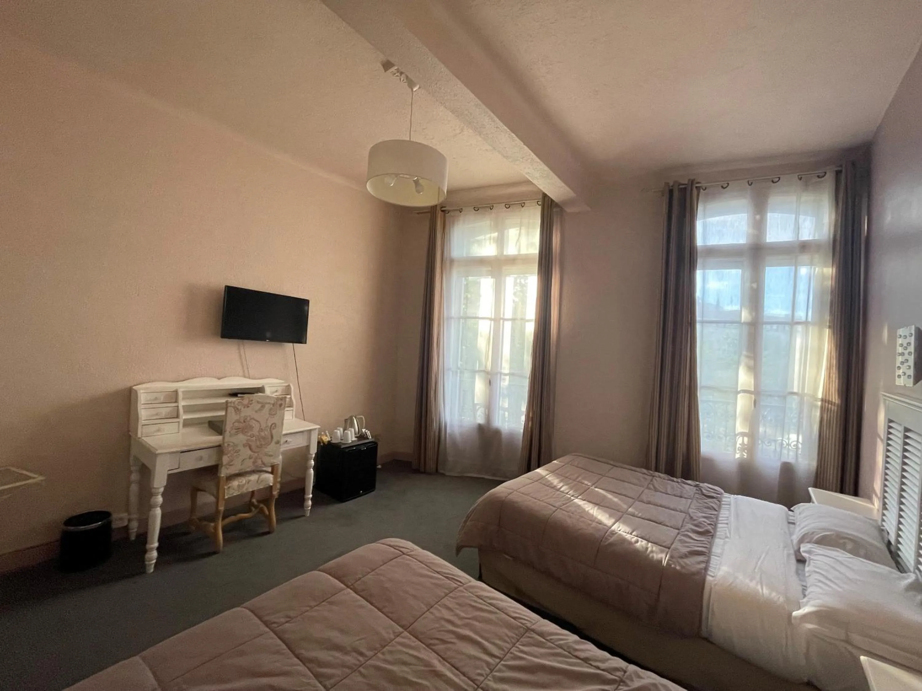 Property building, Bed in Hotel De France Perpignan Centre Ville