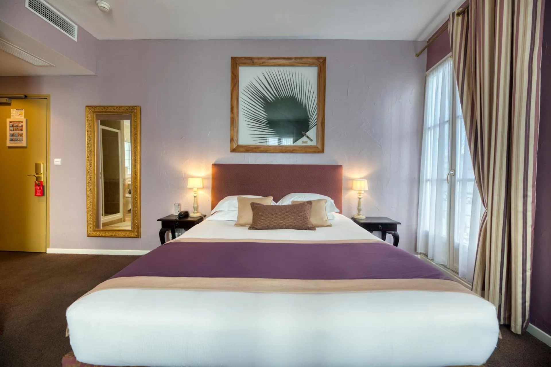 Bedroom, Bed in Hotel d'Aragon - Place de la Comédie