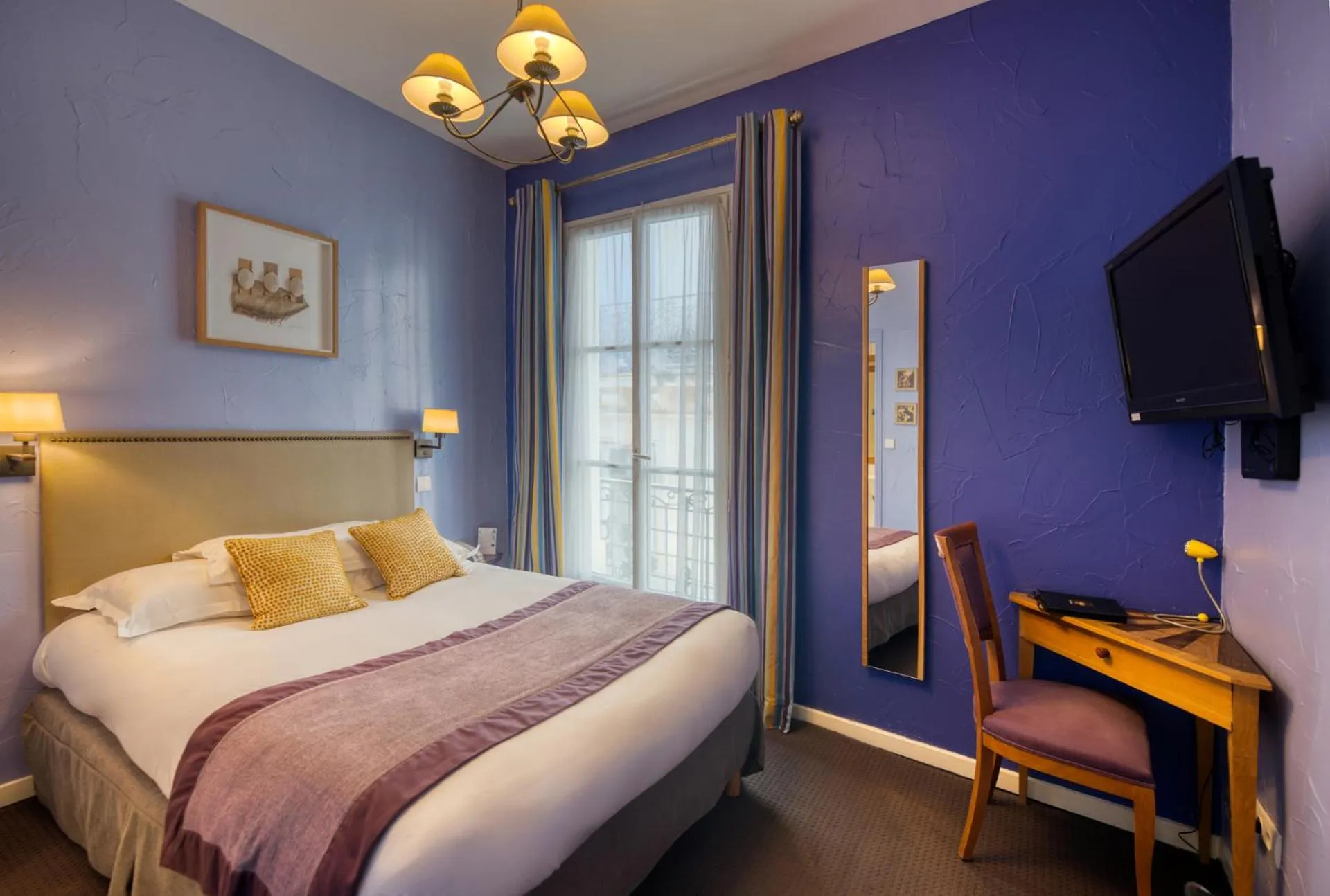 Bedroom, Bed in Hotel d'Aragon - Place de la Comédie