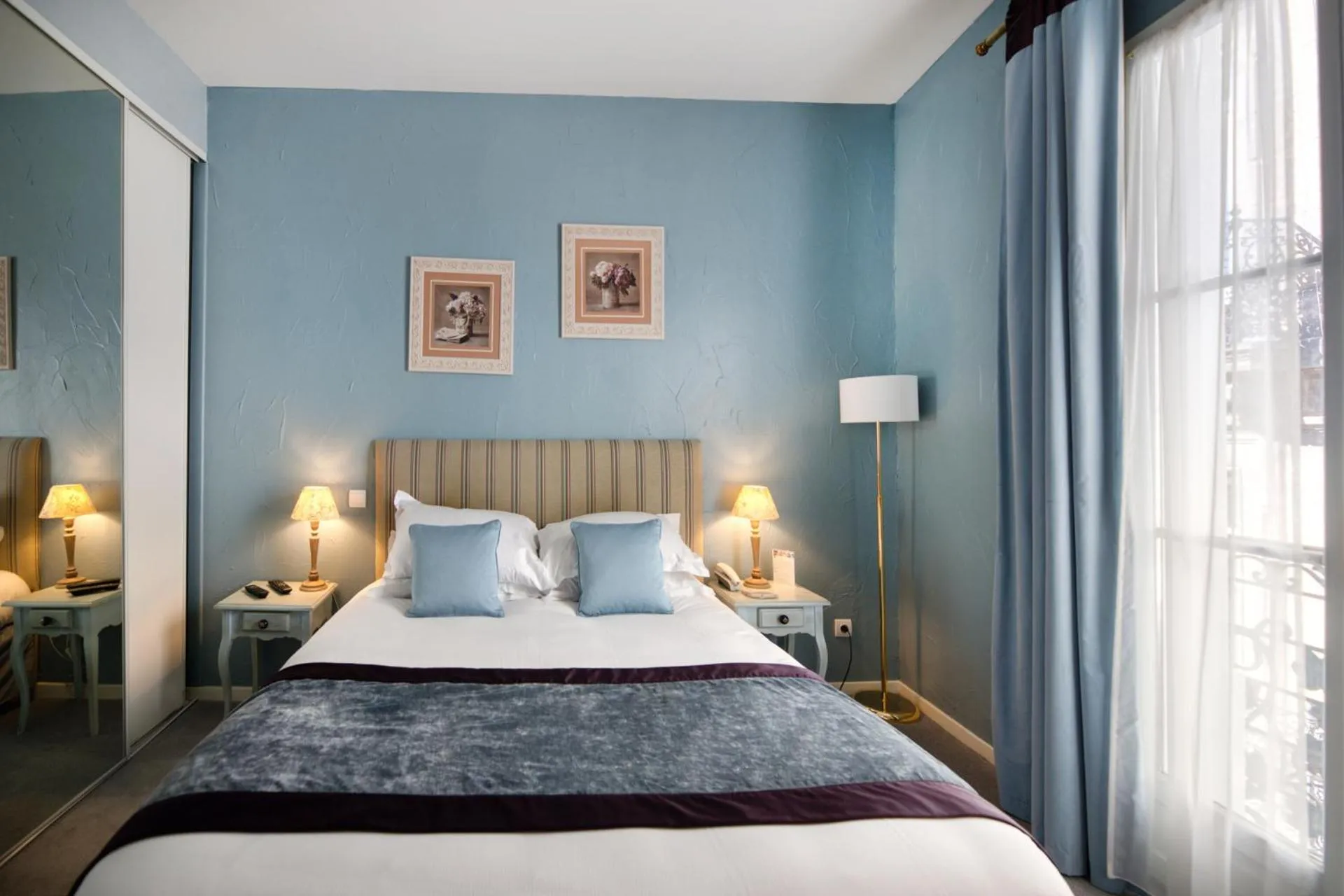 Bedroom, Bed in Hotel d'Aragon - Place de la Comédie