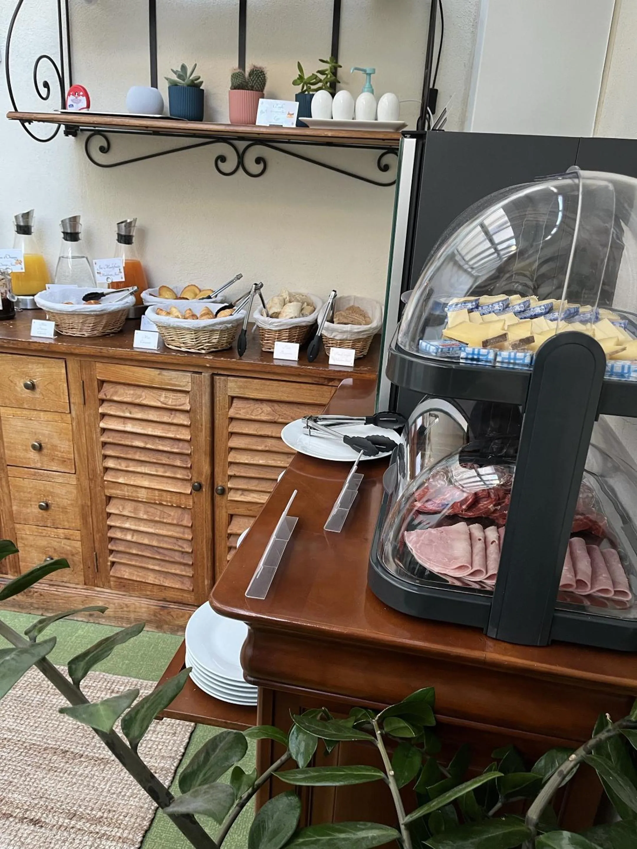 Breakfast in Hotel d'Aragon - Place de la Comédie