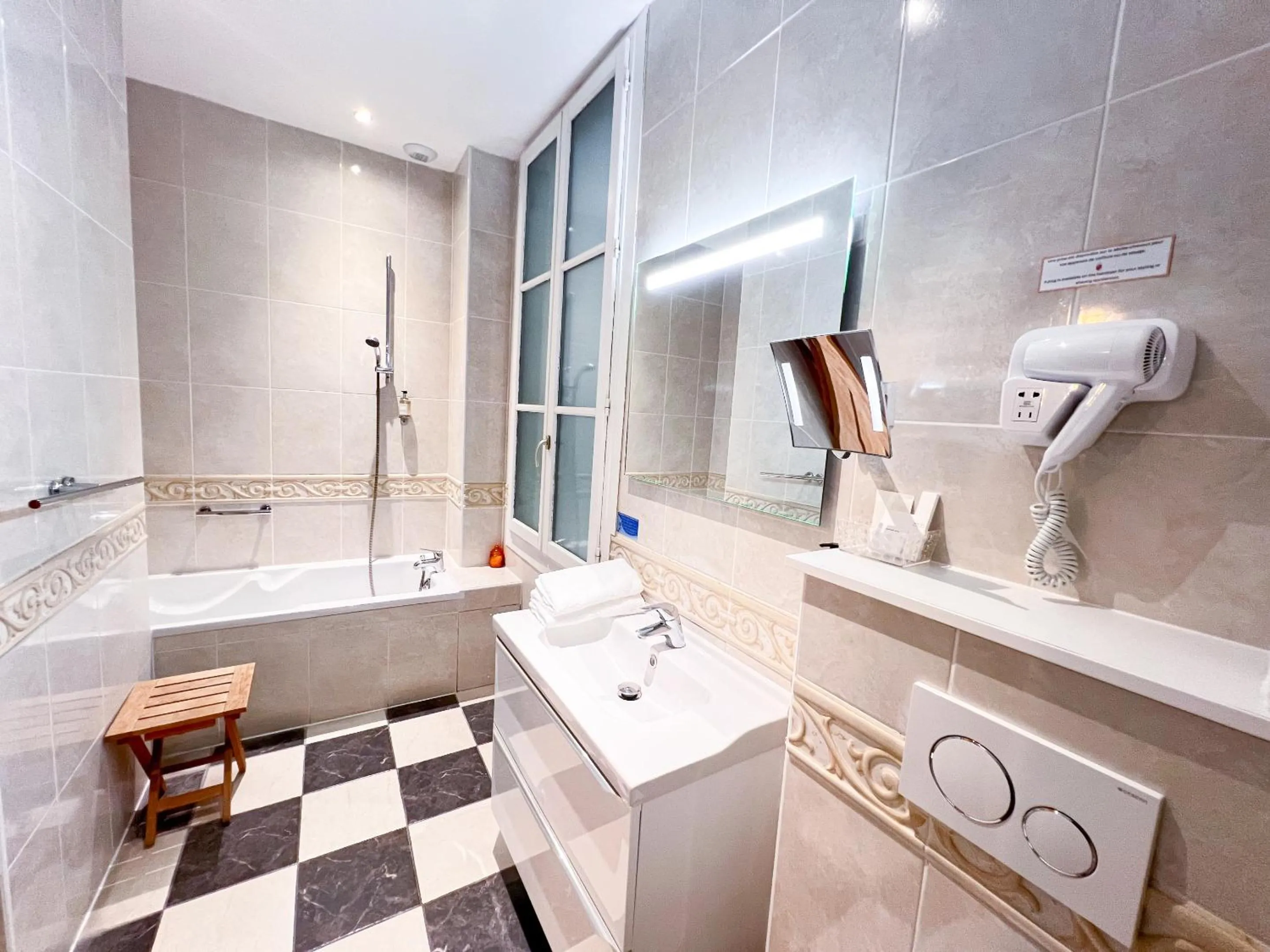 Bathroom in Hotel d'Aragon - Place de la Comédie