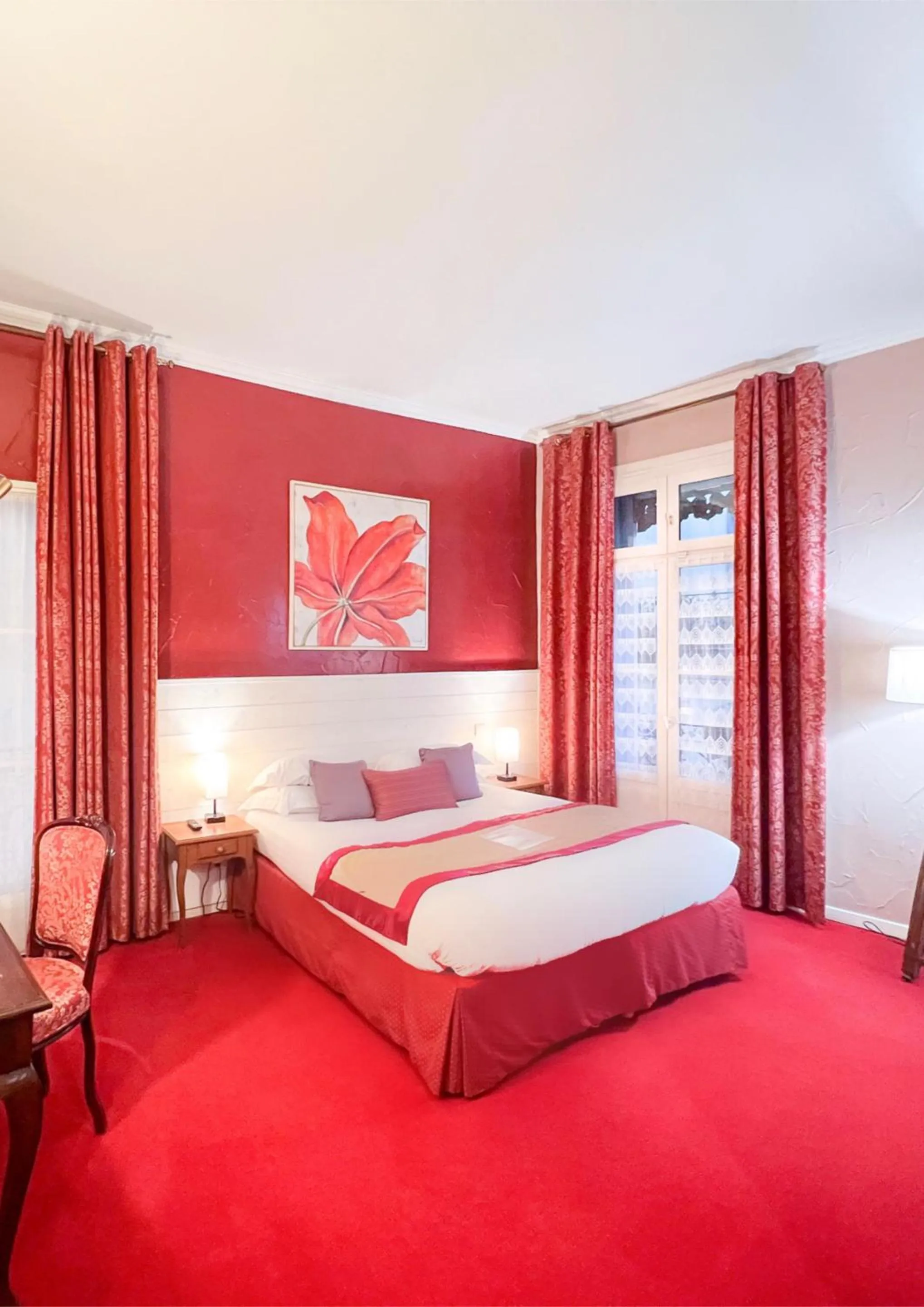 Bathroom, Bed in Hotel d'Aragon - Place de la Comédie