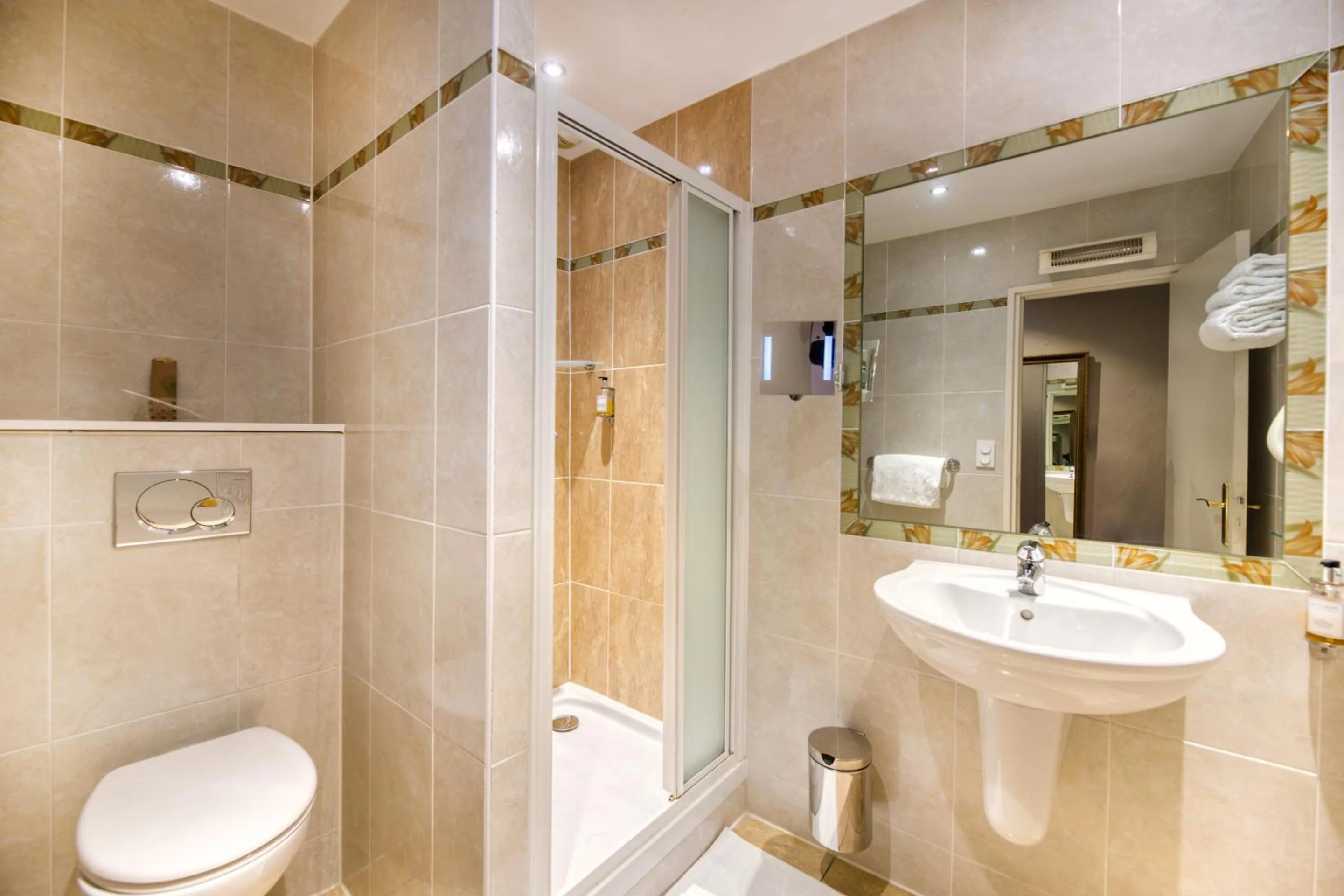 Bathroom in Hotel d'Aragon - Place de la Comédie