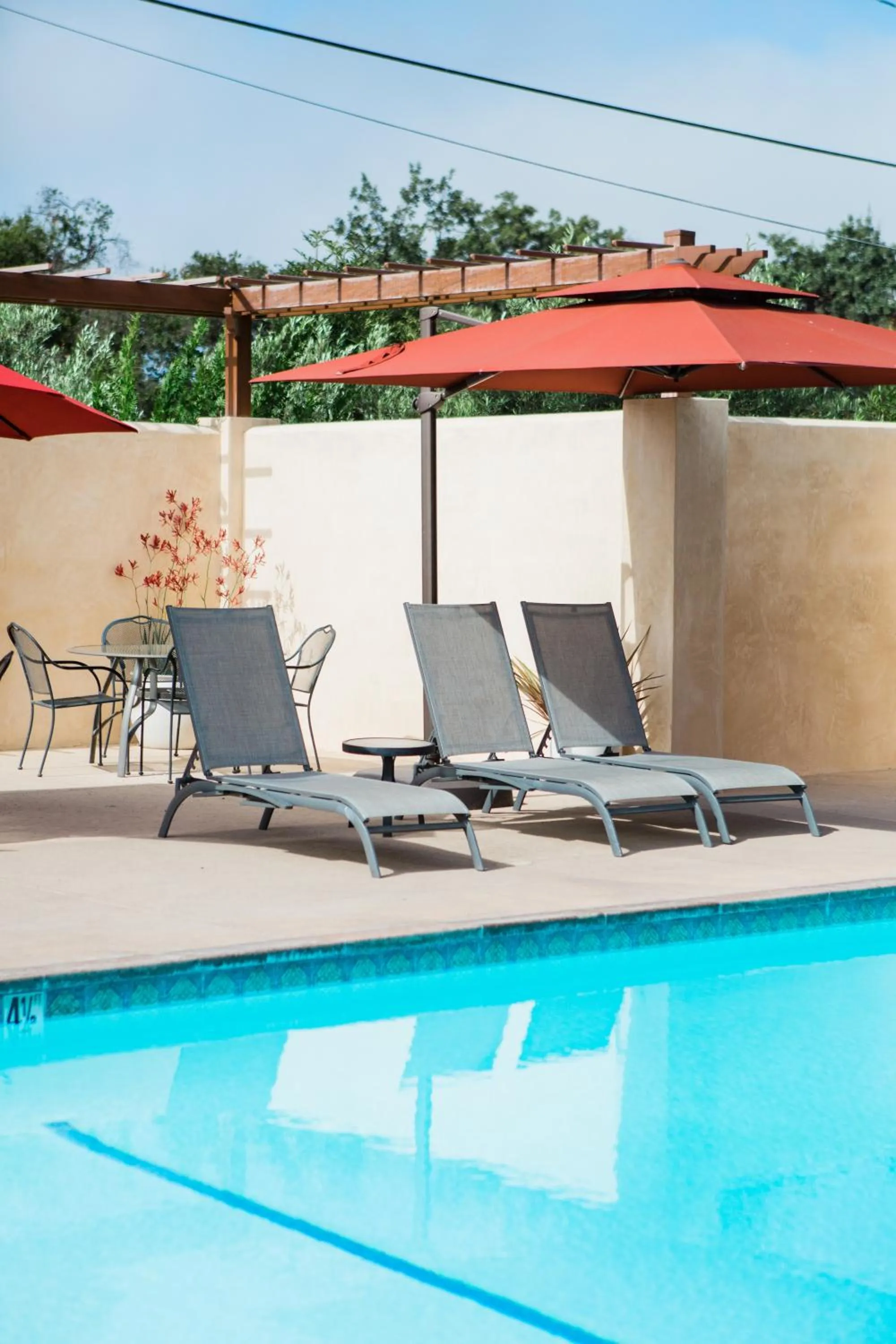 Swimming pool in Casa Ojai Inn