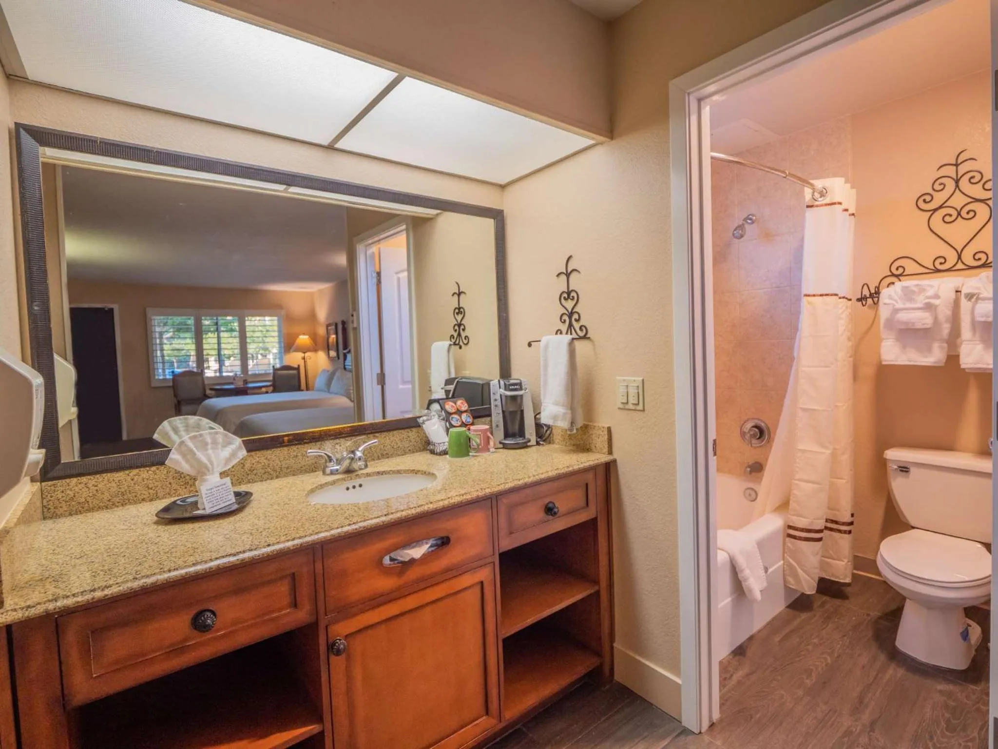 Shower in Casa Ojai Inn