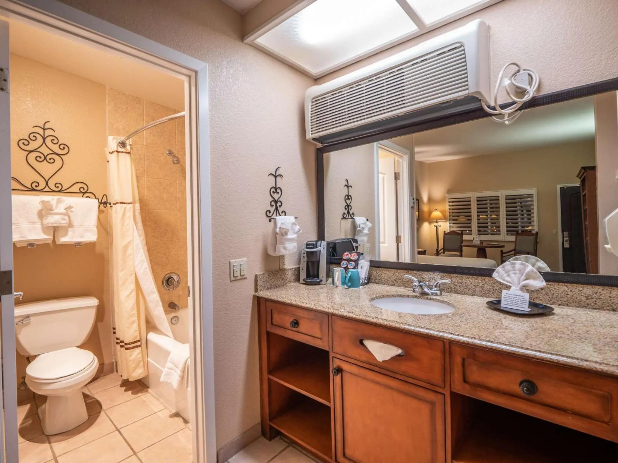 Shower in Casa Ojai Inn