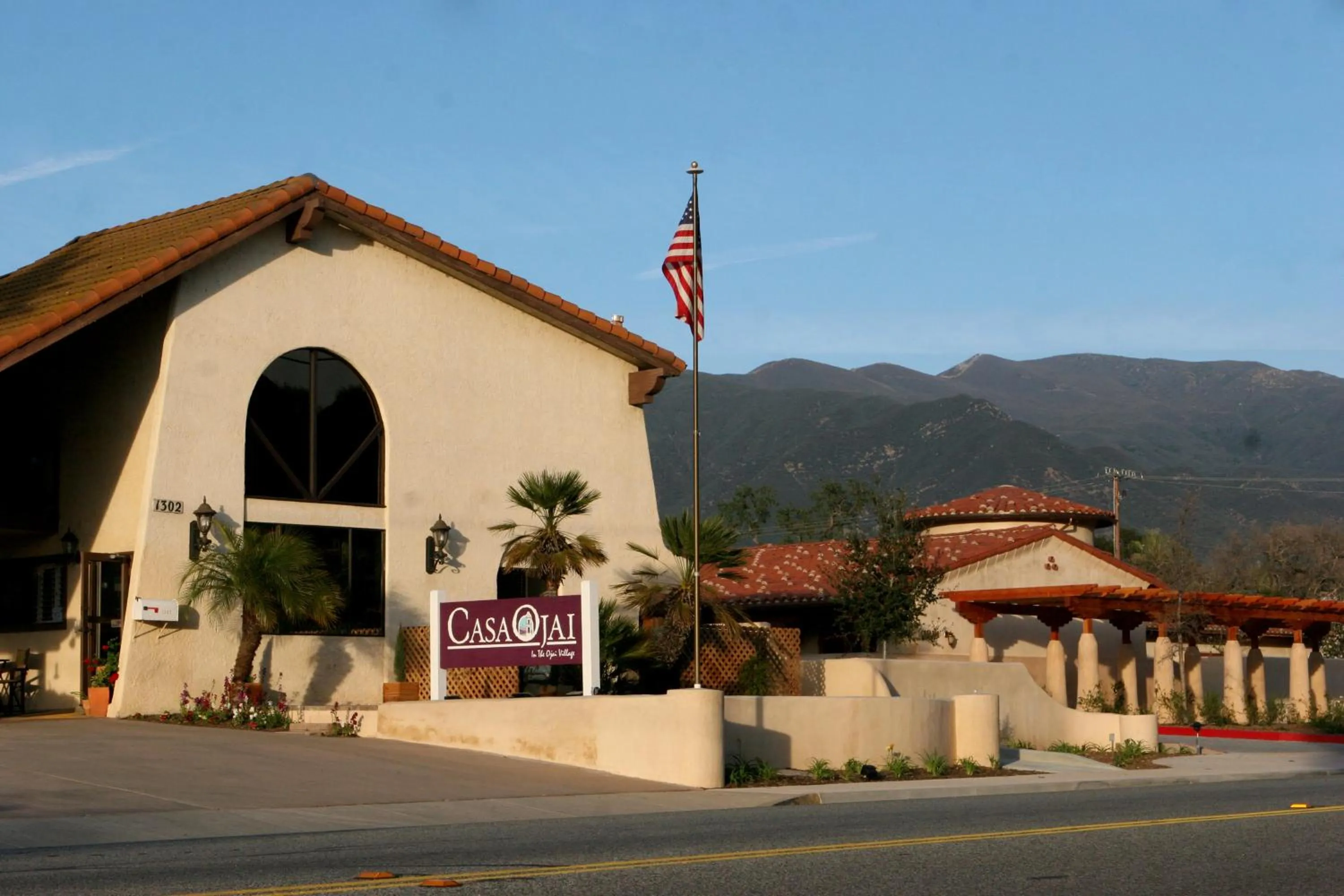 Facade/entrance in Casa Ojai Inn