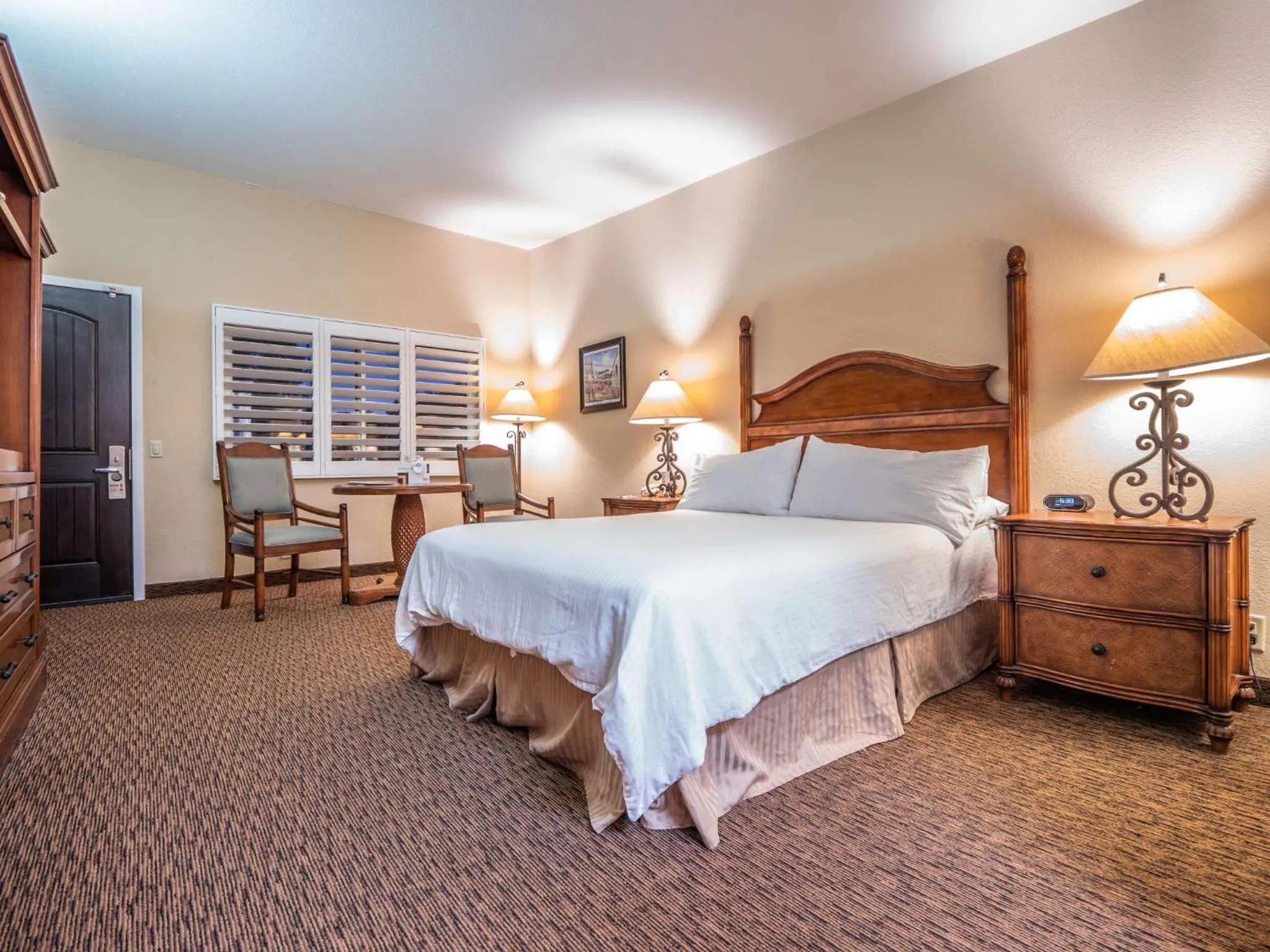 Bed in Casa Ojai Inn