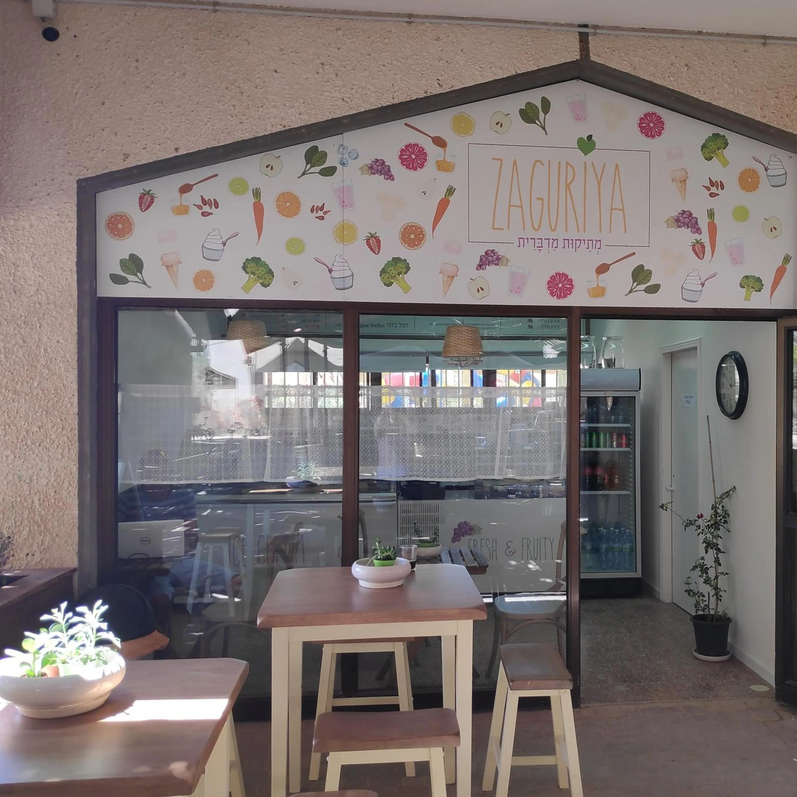 Restaurant/places to eat in Shoshanat Hamidbar