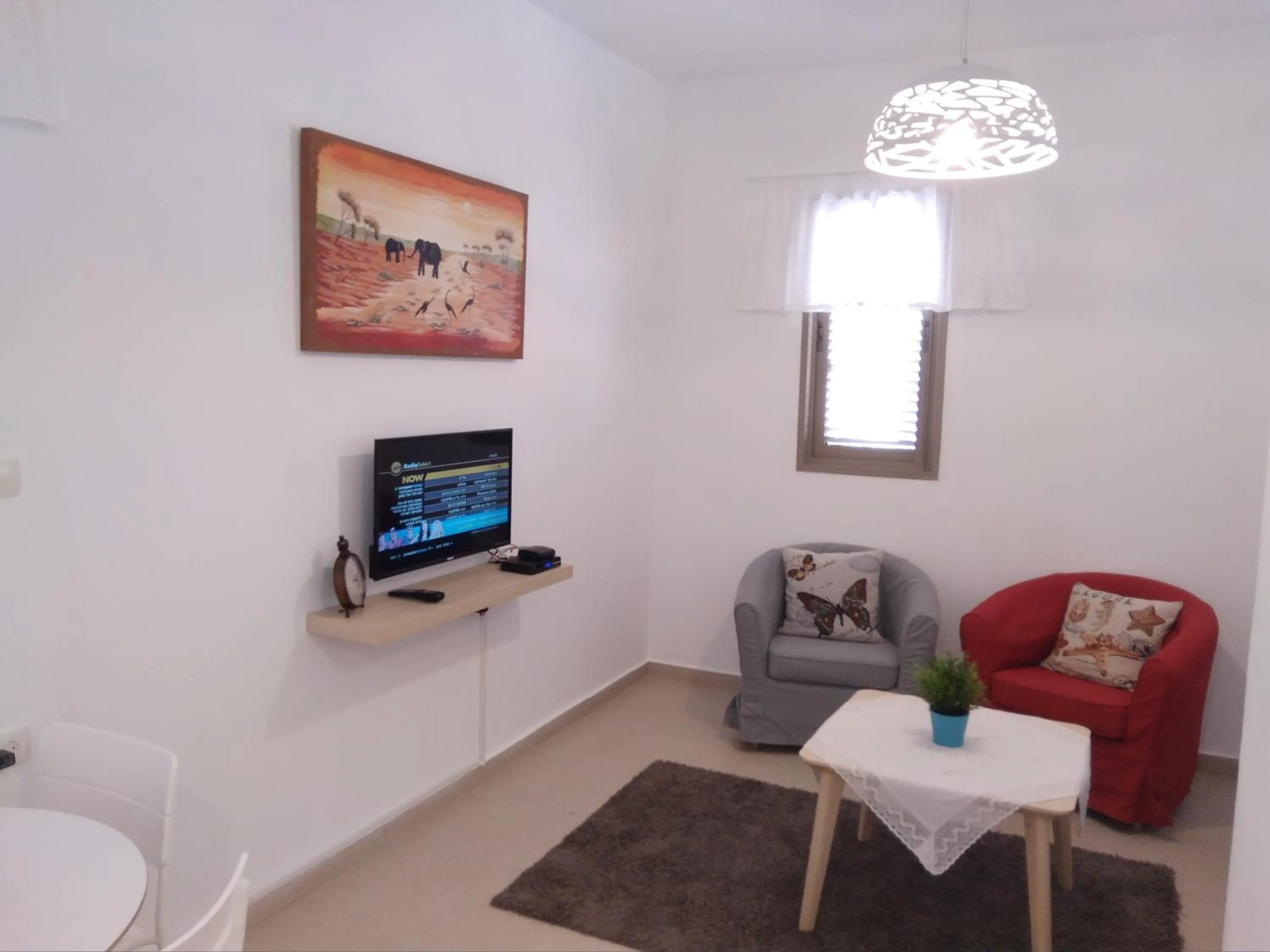 TV and multimedia in Shoshanat Hamidbar