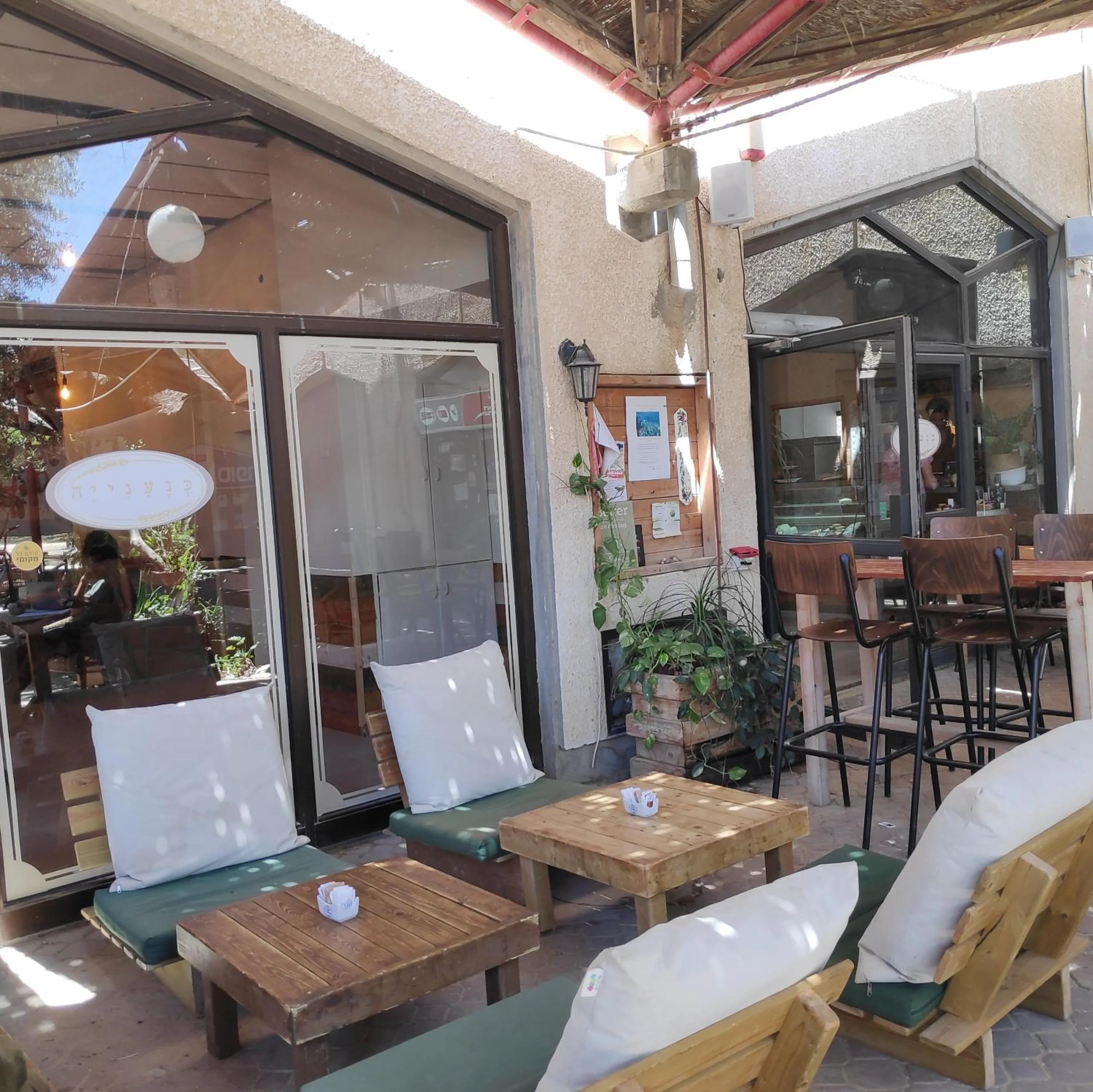 Restaurant/places to eat in Shoshanat Hamidbar