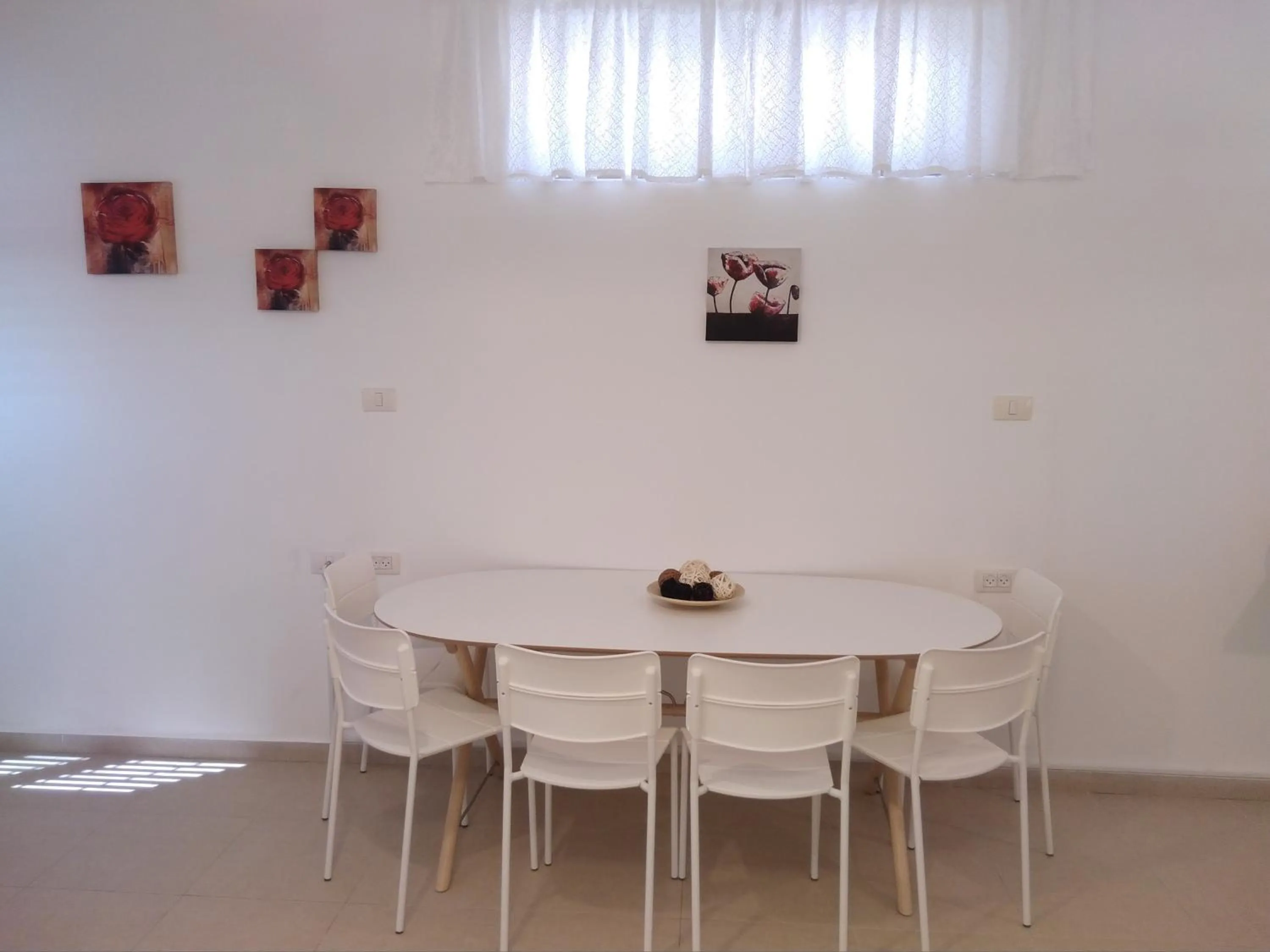 Dining area in Shoshanat Hamidbar