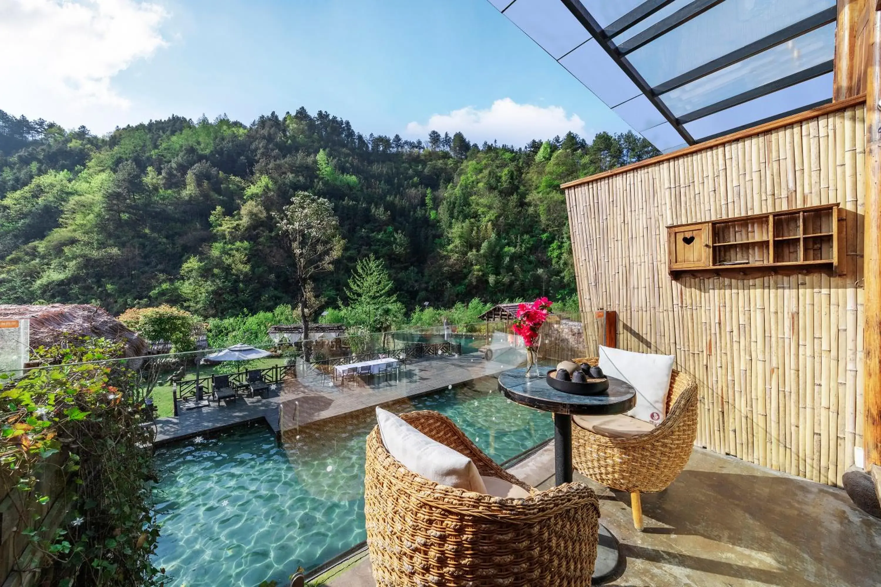 Waterfront Mountain View Deluxe King Room with Balcony and Bathtub in Pandora Vista Retreat Waterfront Mountain View Deluxe King Room with Balcony and Bathtub in Pandora Vista Retreat