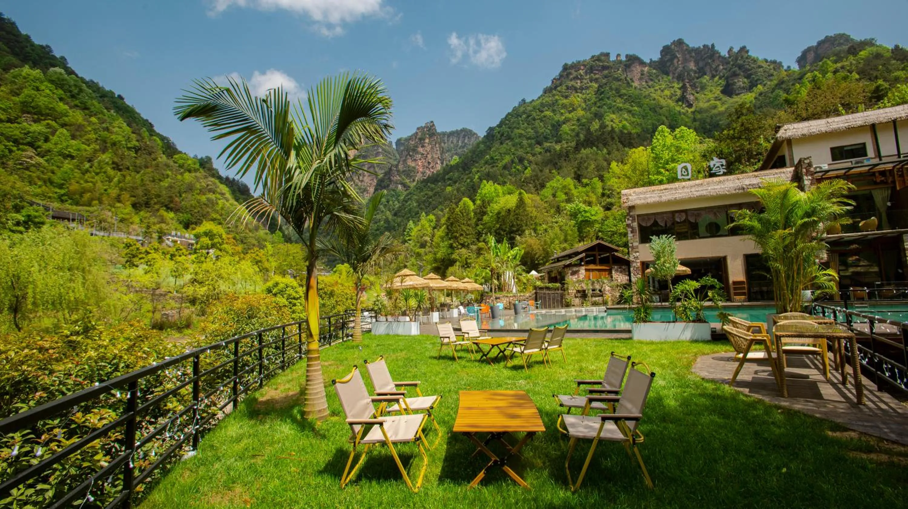 Garden view, Swimming Pool in Homeward Mountain Resort