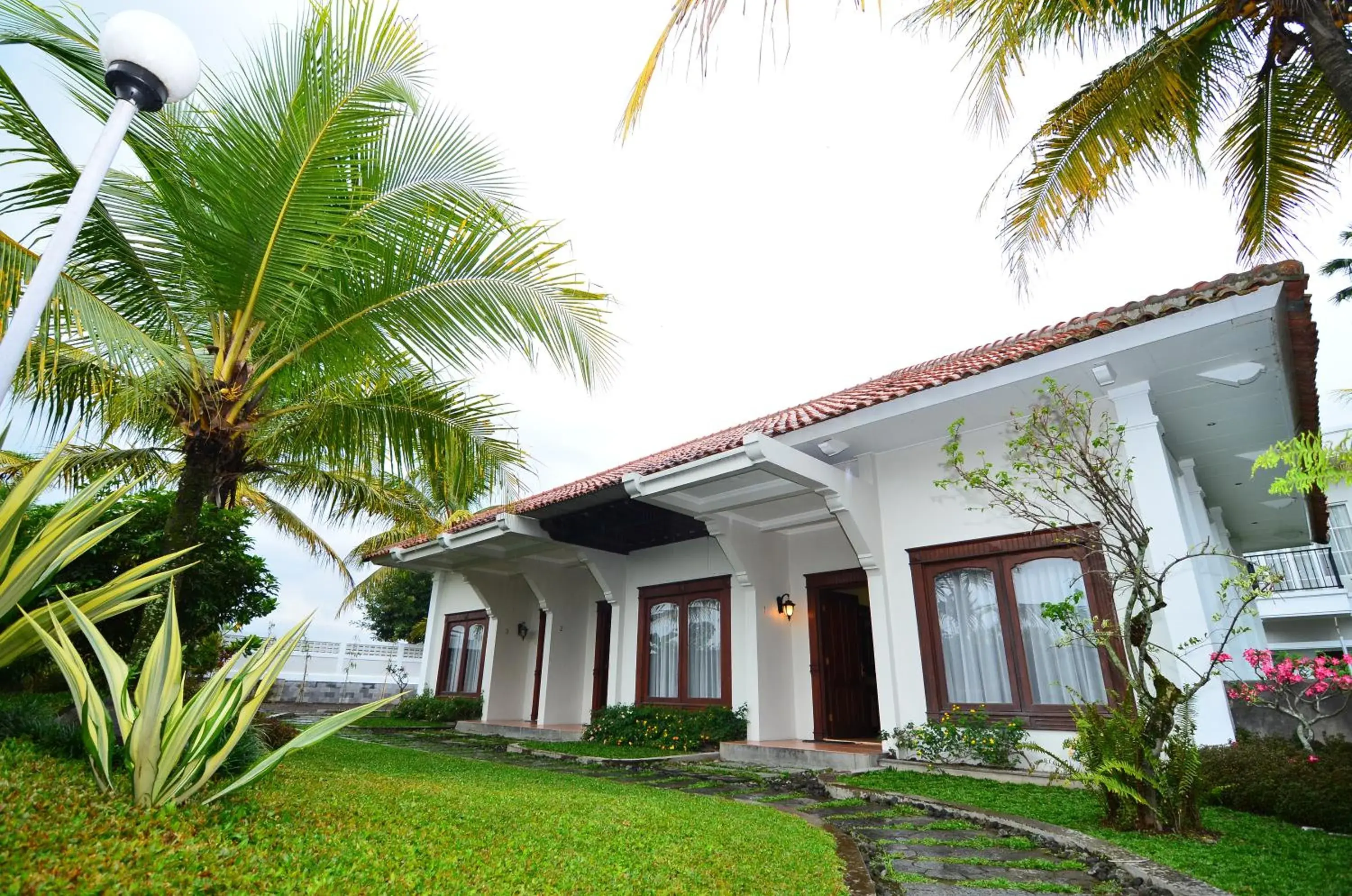 Triple Room with Garden View in Sevilla Resort Magelang Triple Room with Garden View in Sevilla Resort Magelang