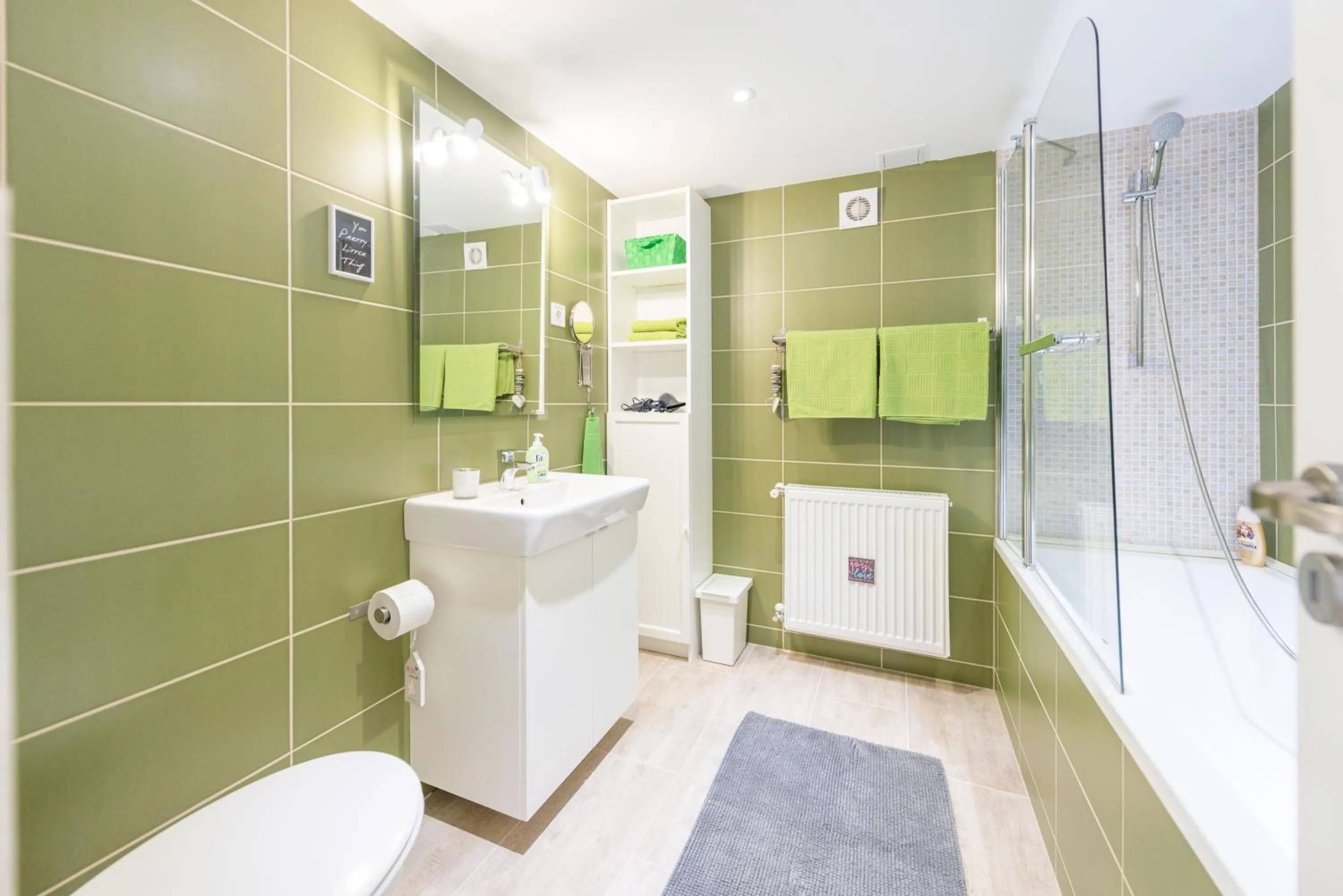 Shower in happy home FOX