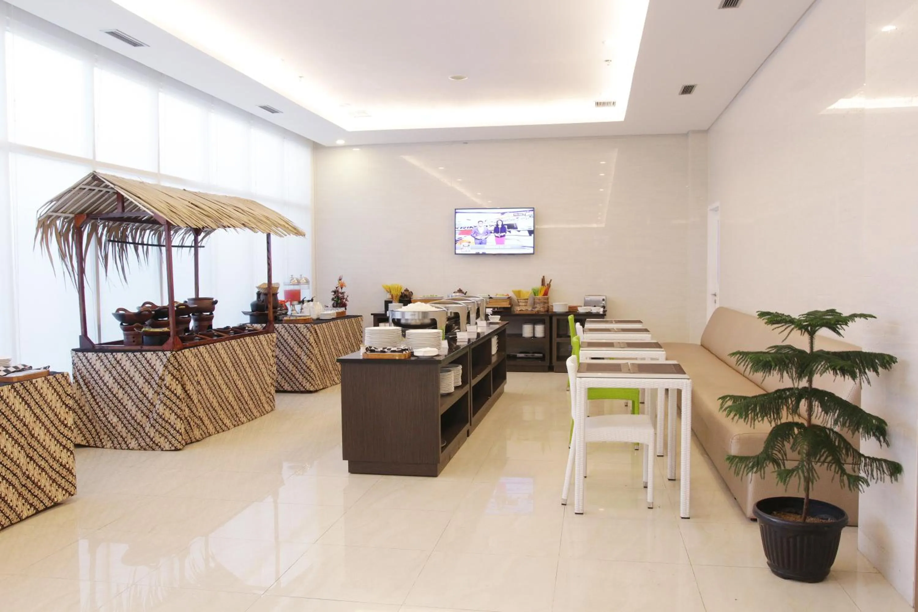 Restaurant/places to eat in Whiz Prime Hotel Sudirman Cilacap