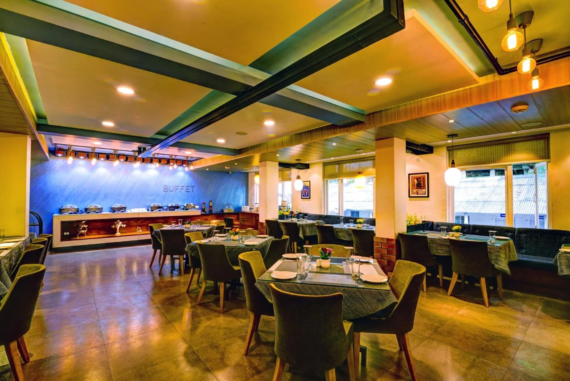 Restaurant/places to eat in Udaan Woodberry Hotel & Spa