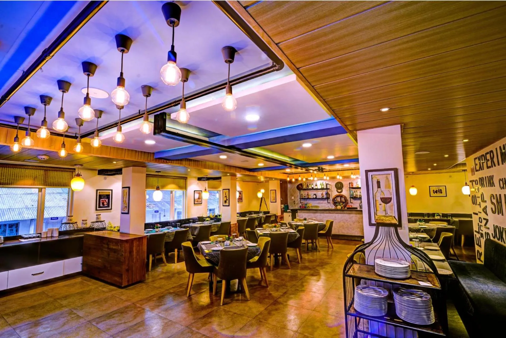 Restaurant/places to eat in Udaan Woodberry Hotel & Spa