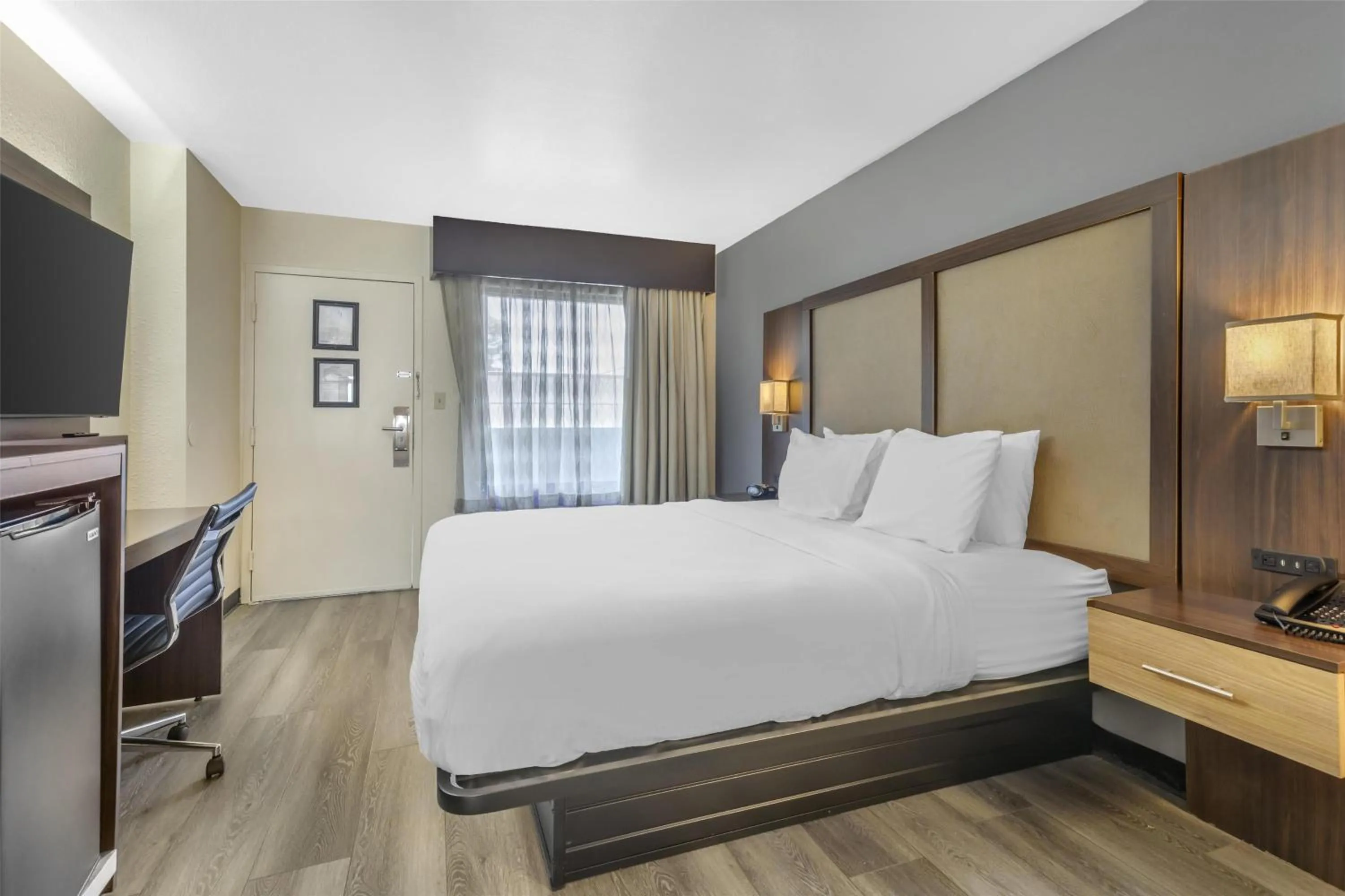 Bedroom, Bed in Best Western Salisbury Plaza