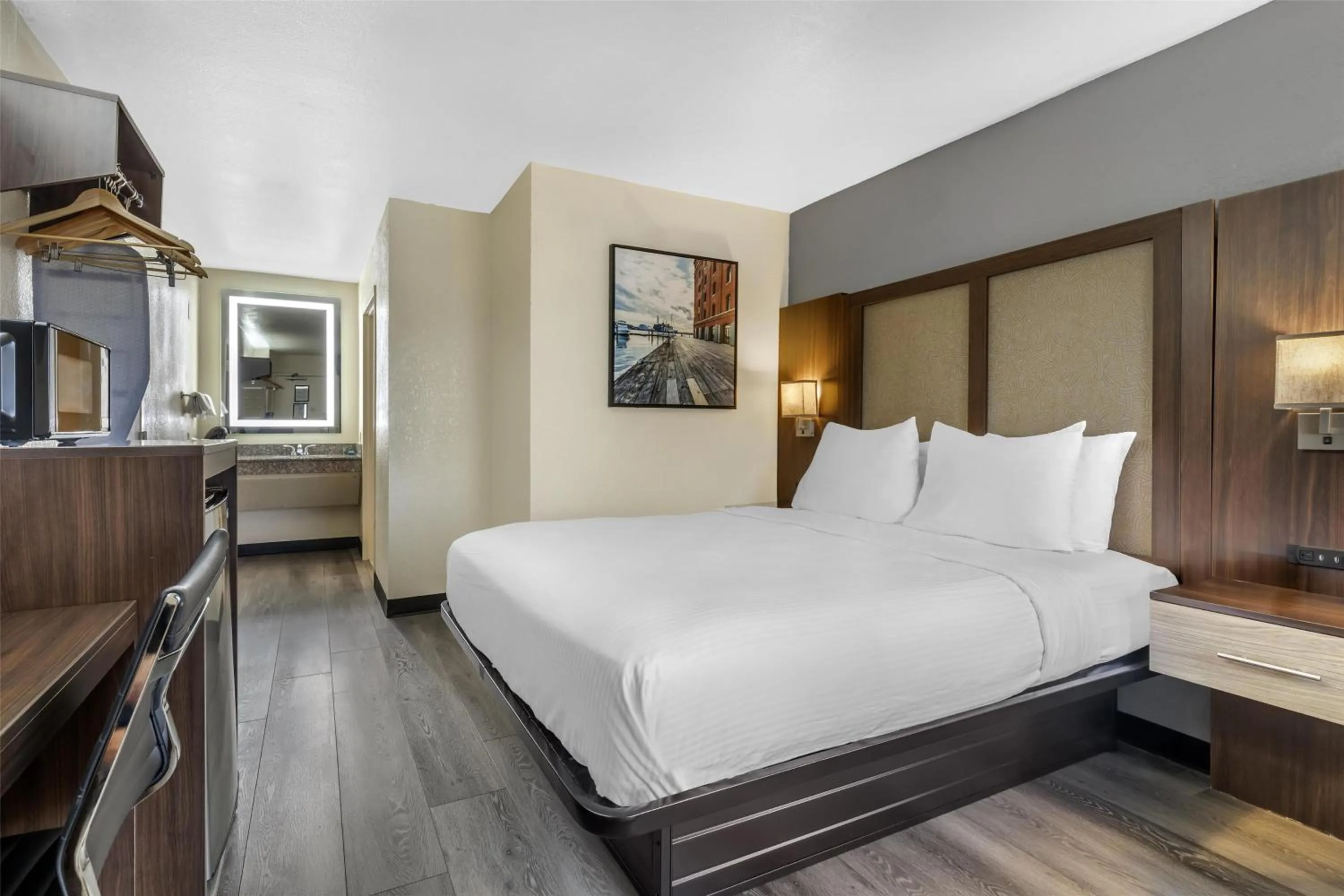 Bedroom, Bed in Best Western Salisbury Plaza