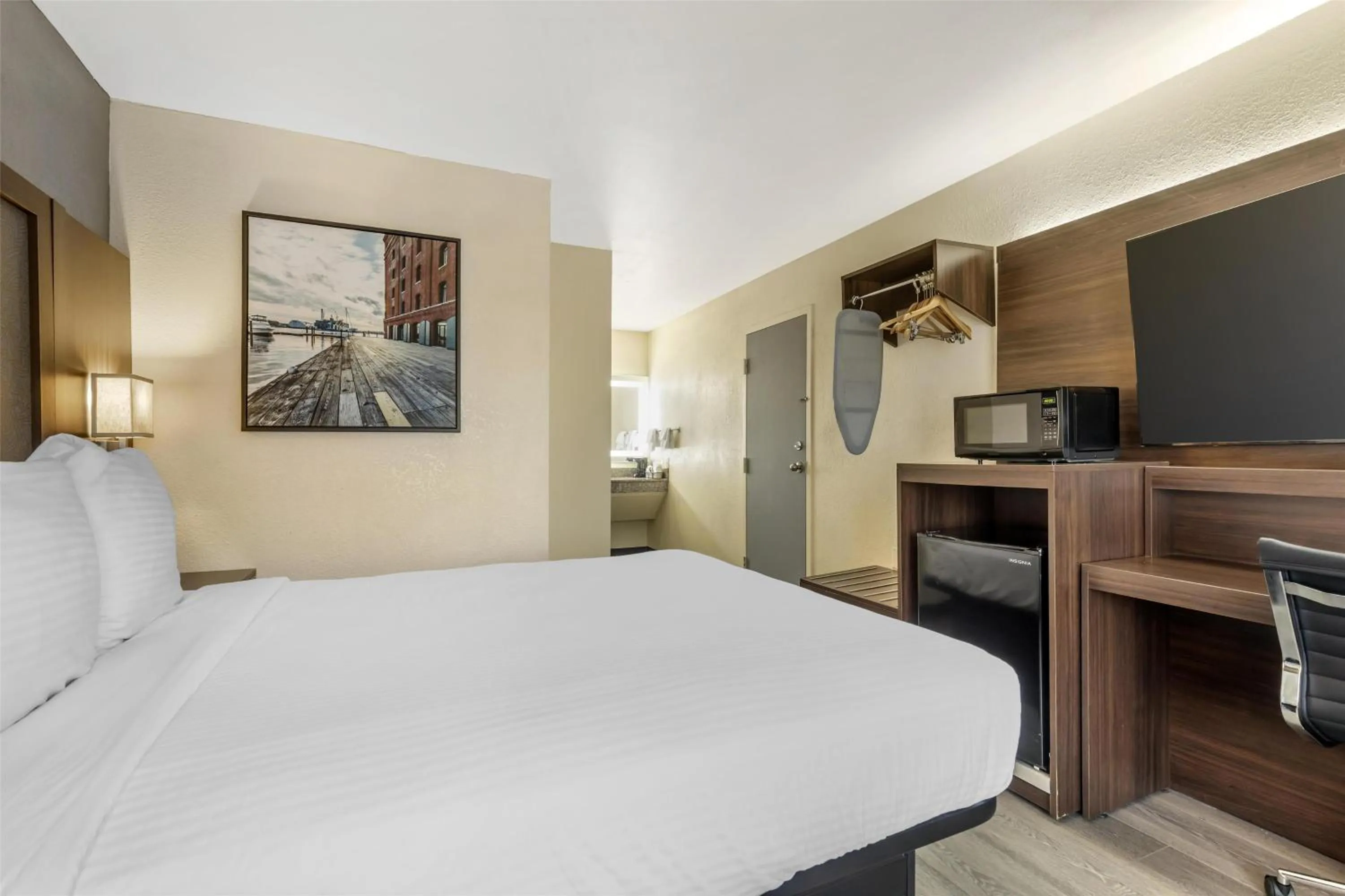 Bedroom, Bed in Best Western Salisbury Plaza