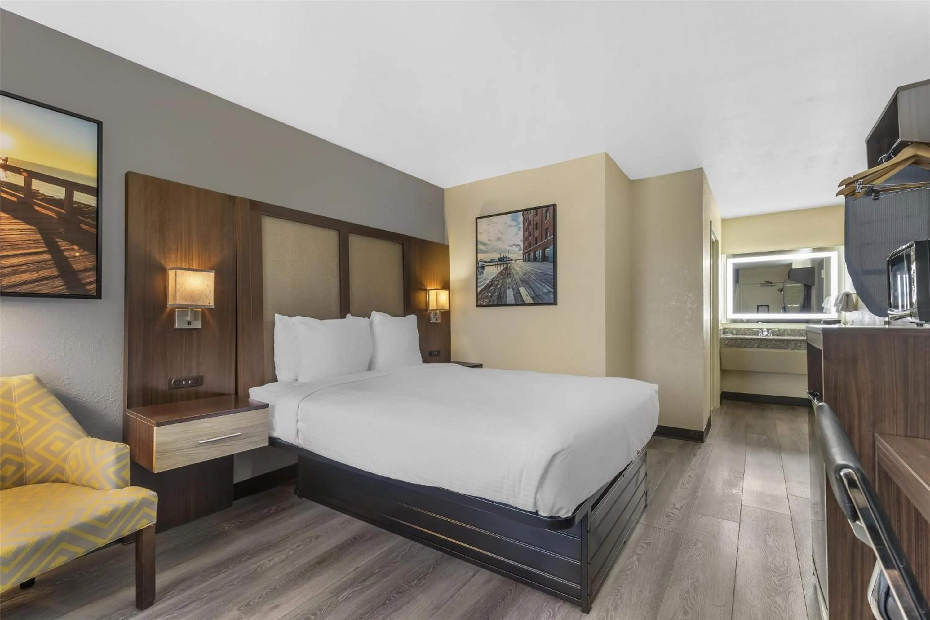 Bedroom, Bed in Best Western Salisbury Plaza