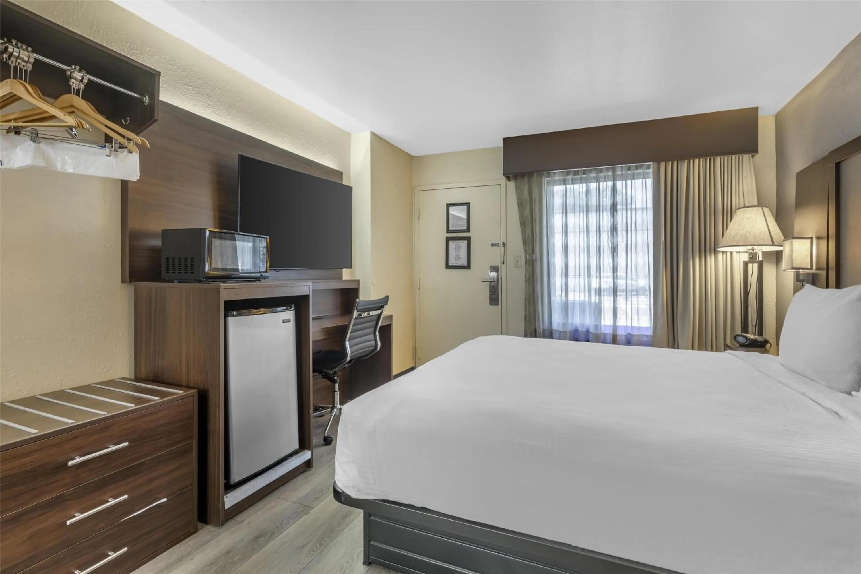 Bedroom, Bed in Best Western Salisbury Plaza