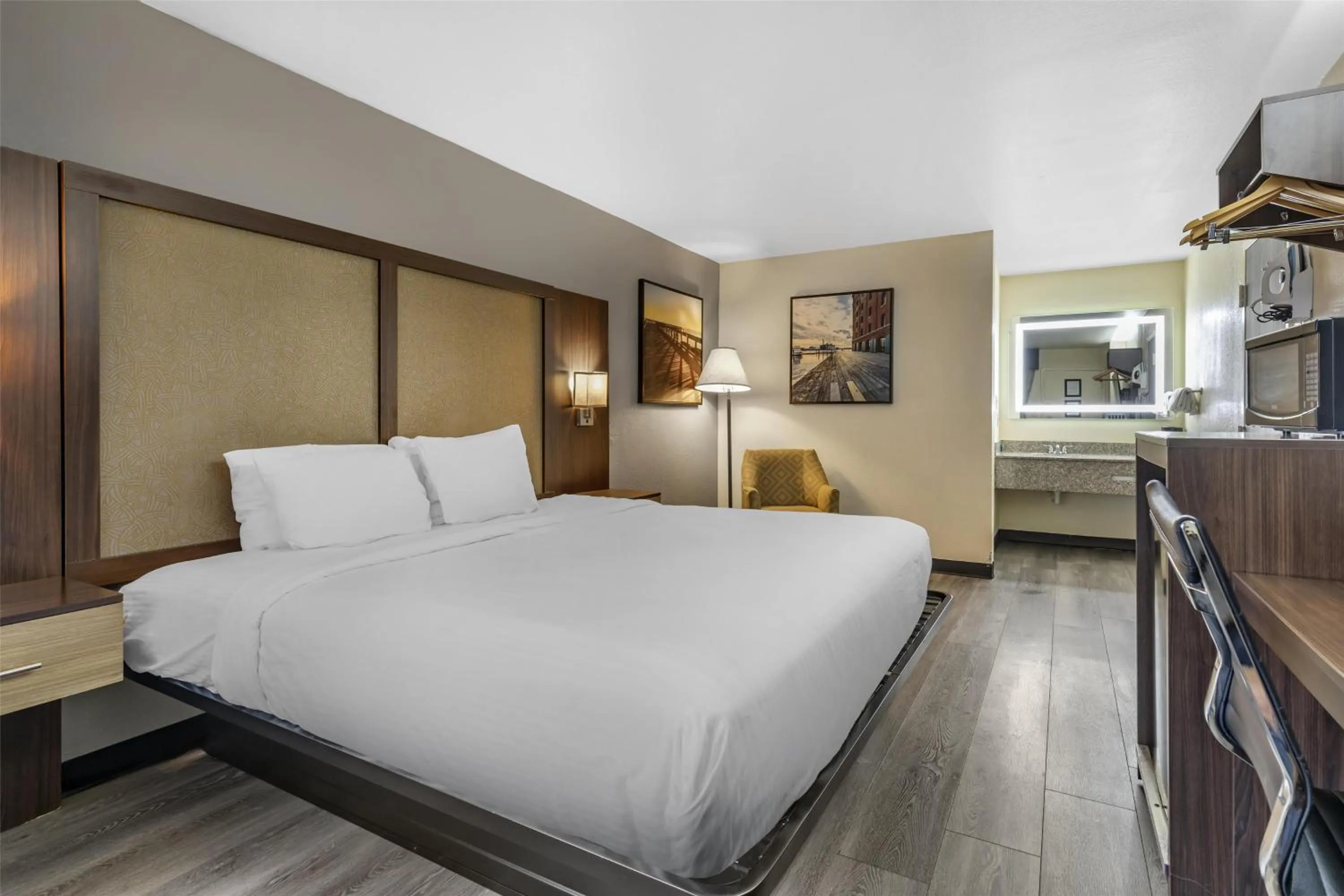 Bedroom, Bed in Best Western Salisbury Plaza