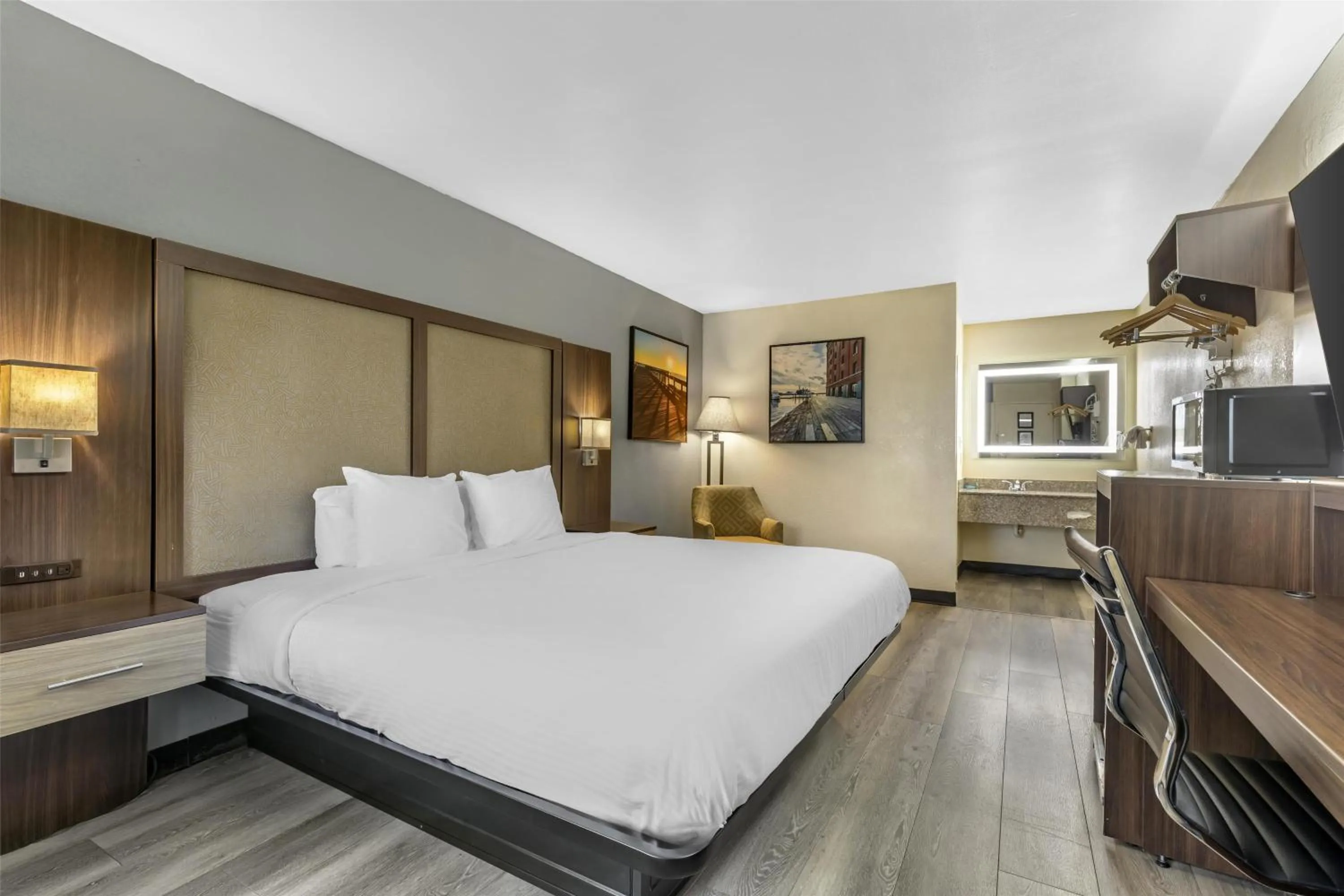 Bedroom, Bed in Best Western Salisbury Plaza