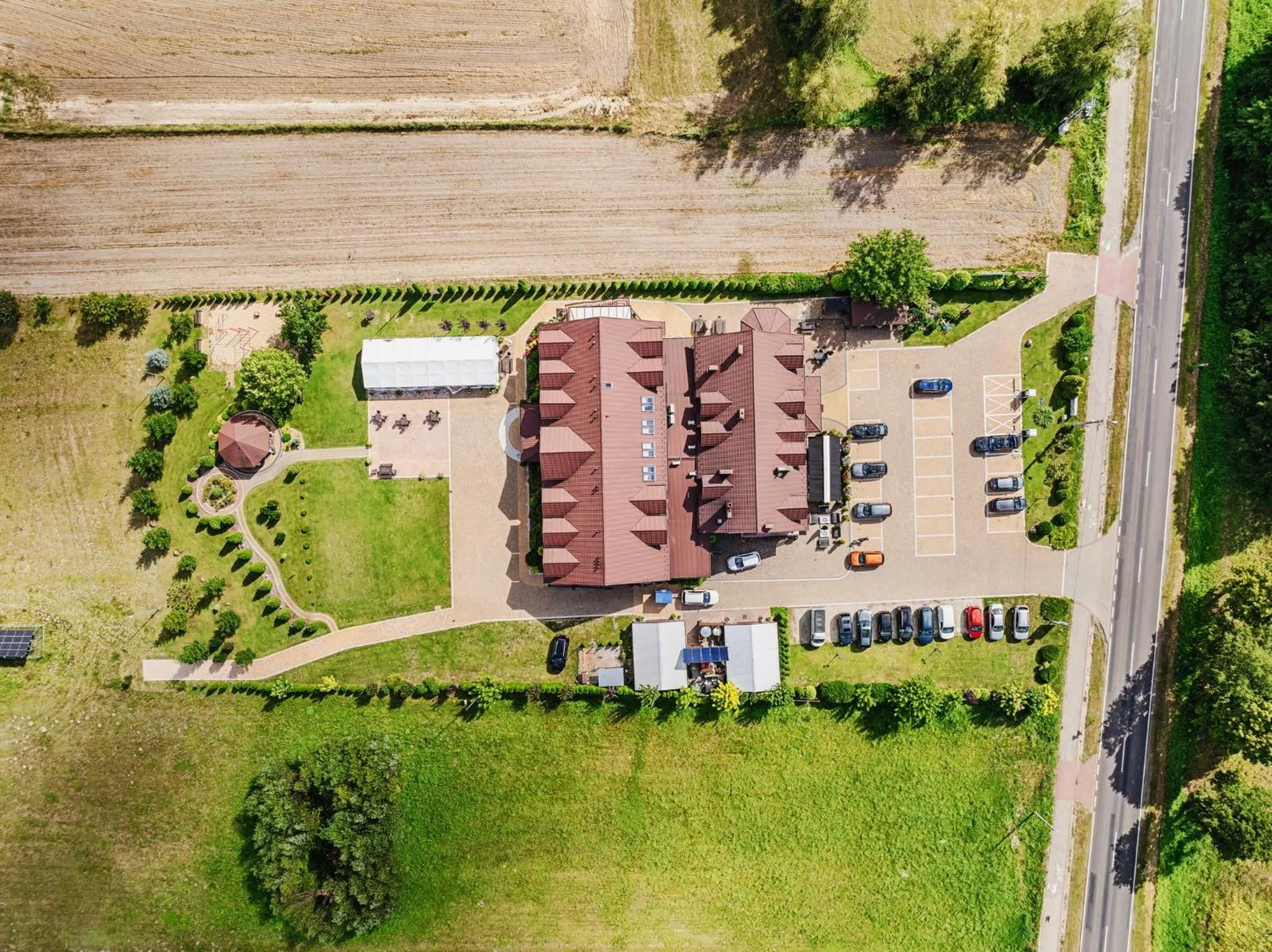 Property building in GOŚCINIEC ZACISZE - pokoje & restauracja blisko A2 Dąbie - Uniejów