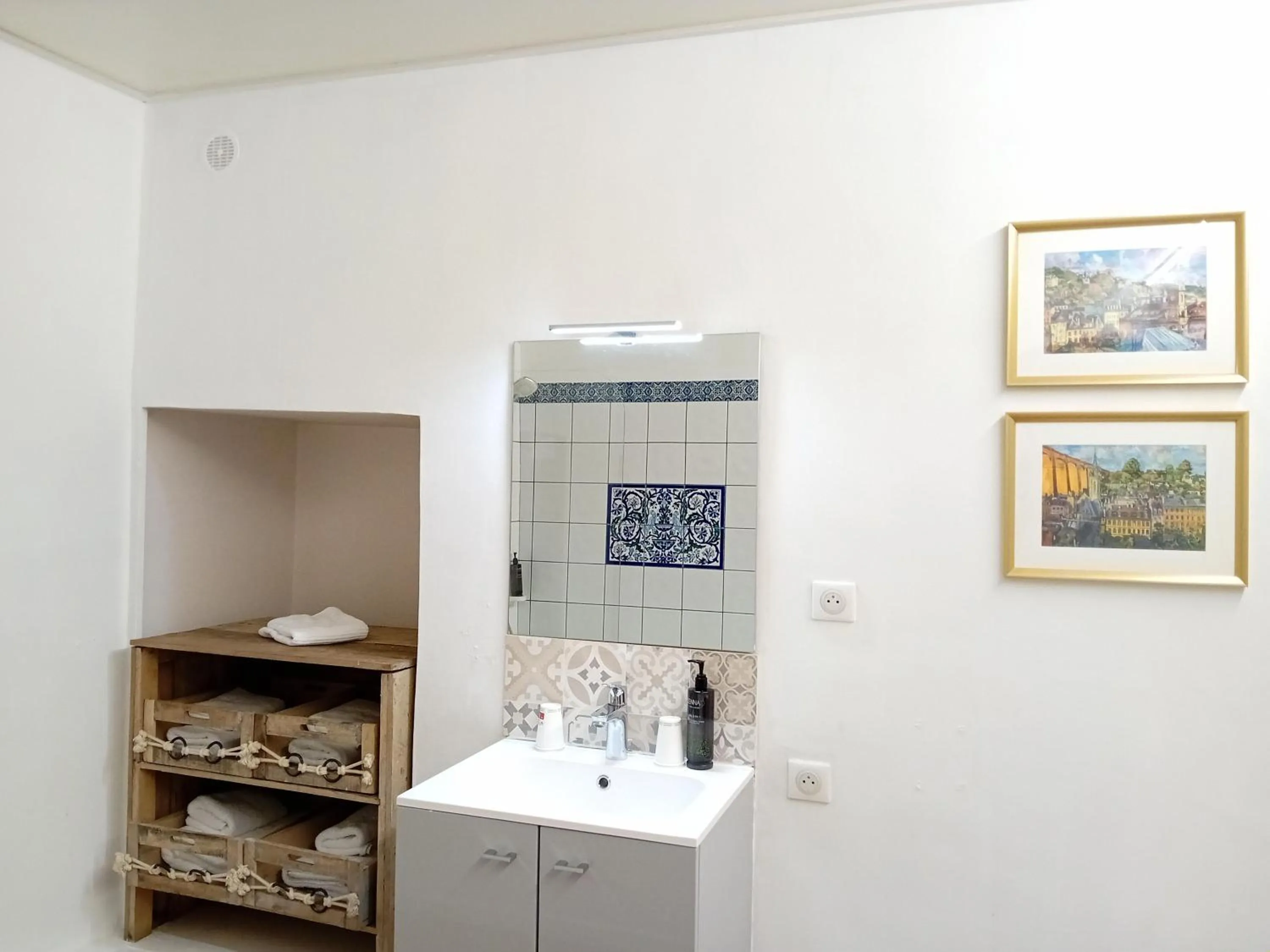 Bathroom in Grand Hôtel de l'Europe - Morlaix Centre