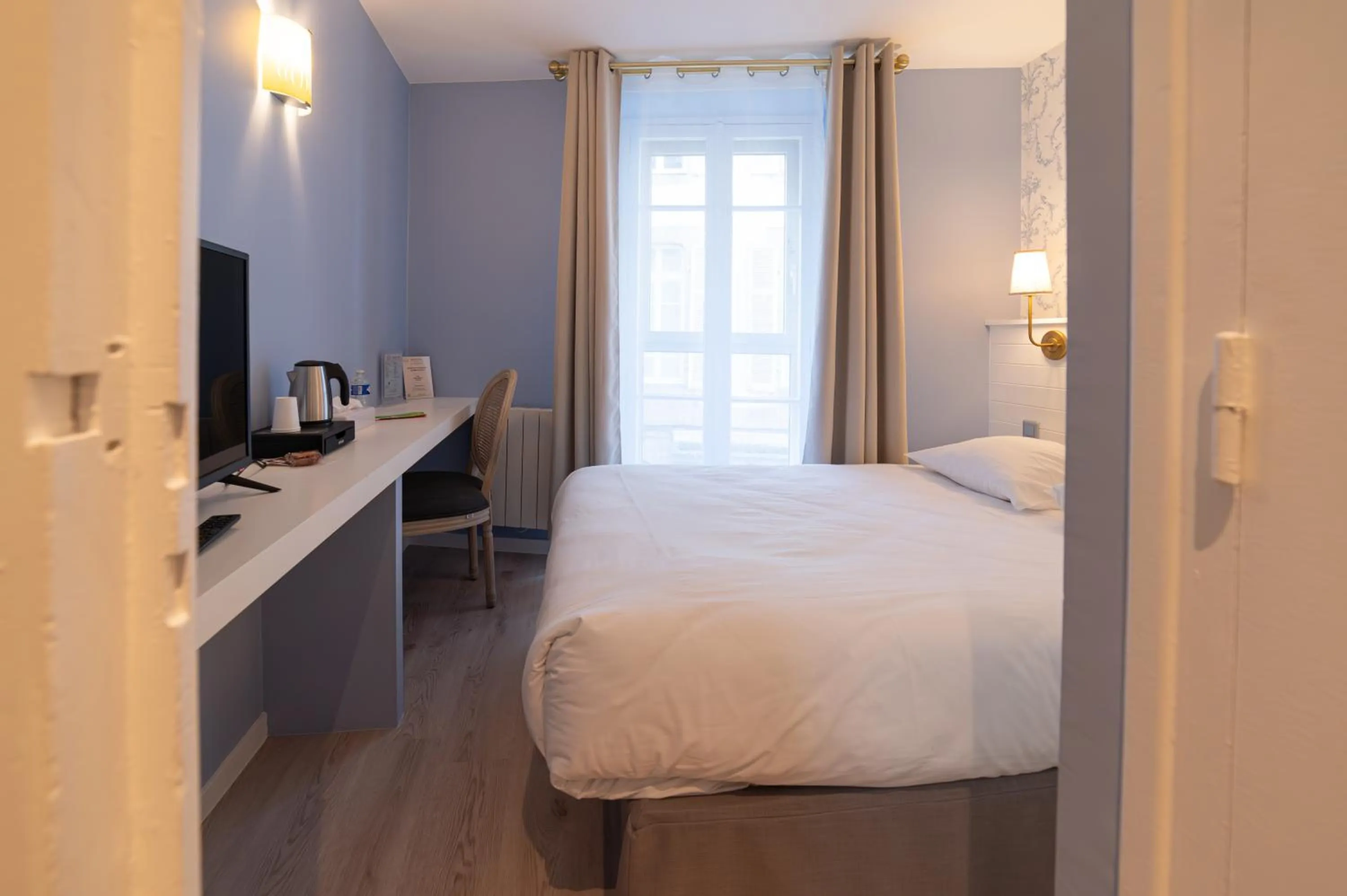 Bedroom, Bed in Grand Hôtel de l'Europe - Morlaix Centre