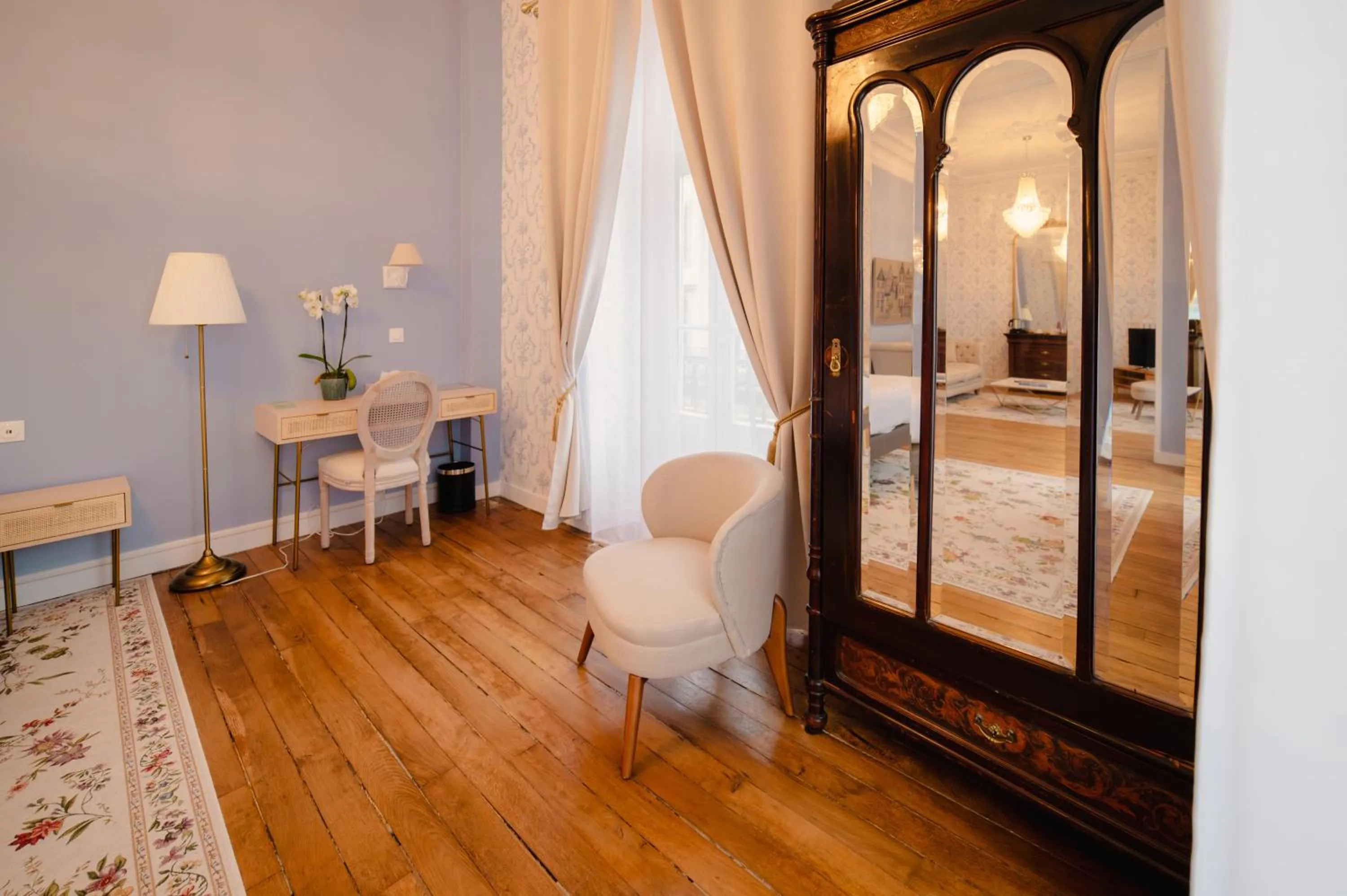 Photo of the whole room, Bed in Grand Hôtel de l'Europe - Morlaix Centre