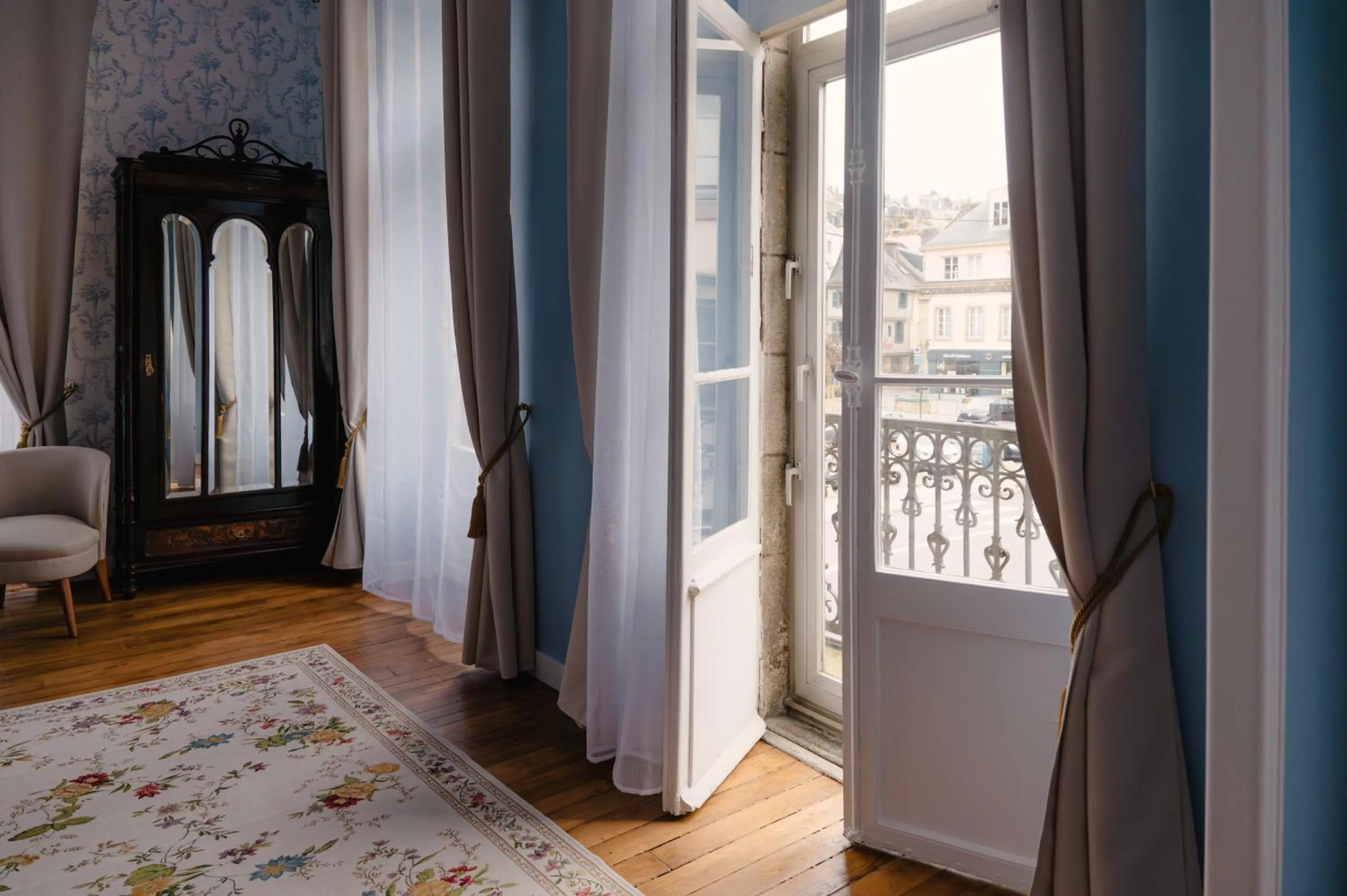 View (from property/room), Bed in Grand Hôtel de l'Europe - Morlaix Centre