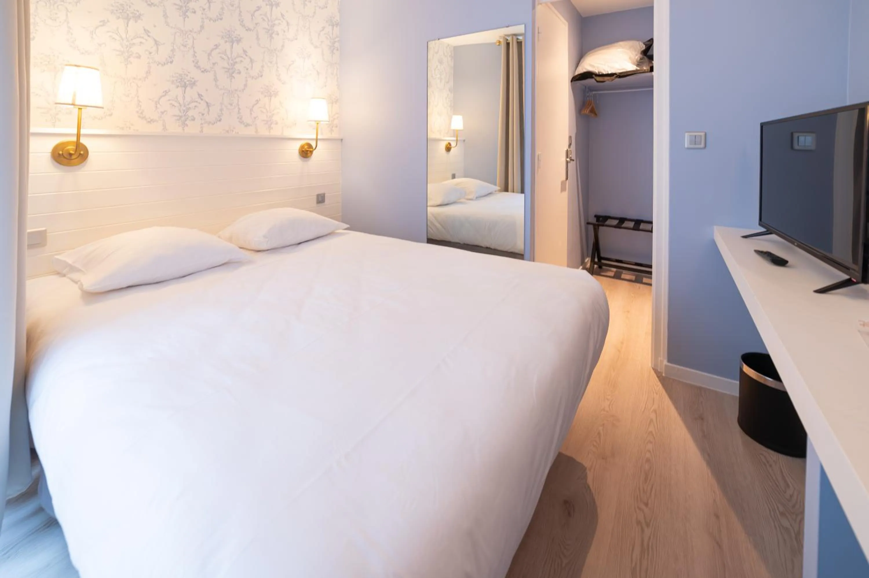Bedroom, Bed in Grand Hôtel de l'Europe - Morlaix Centre