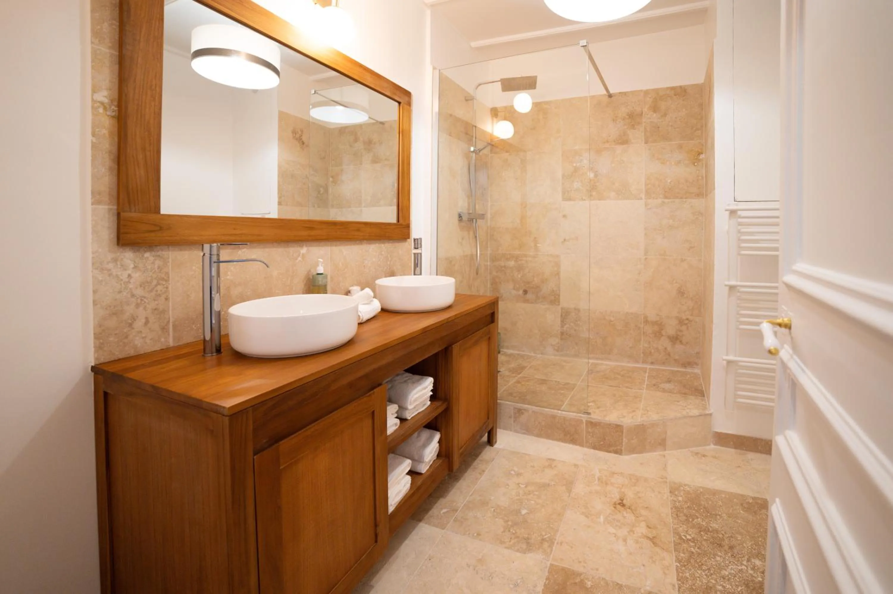 Shower in Grand Hôtel de l'Europe - Morlaix Centre