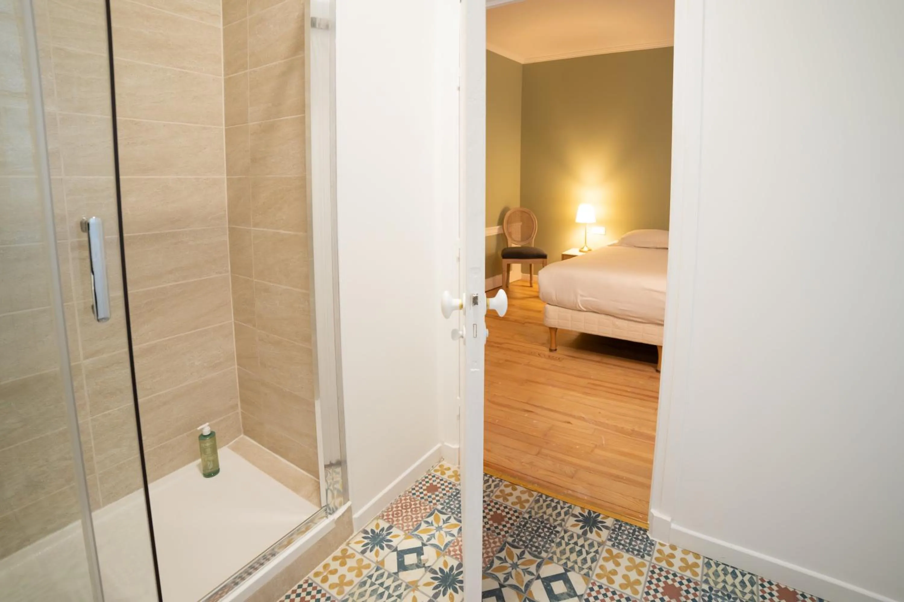 Shower, Bed in Grand Hôtel de l'Europe - Morlaix Centre