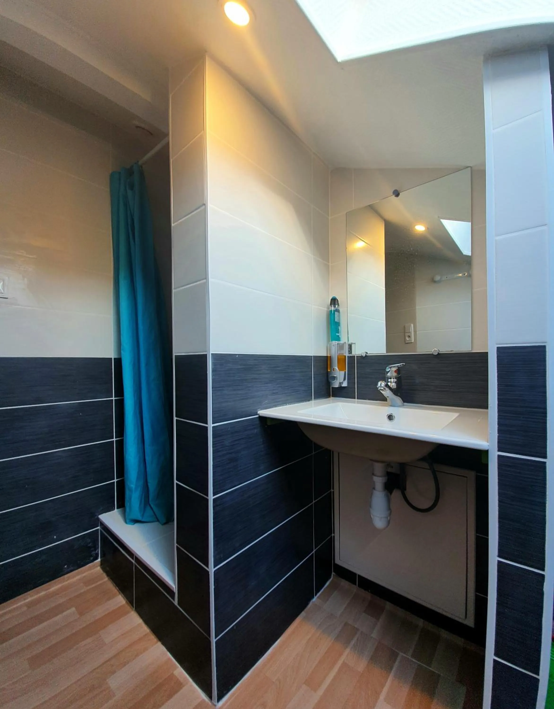 Bathroom in NancyRoom