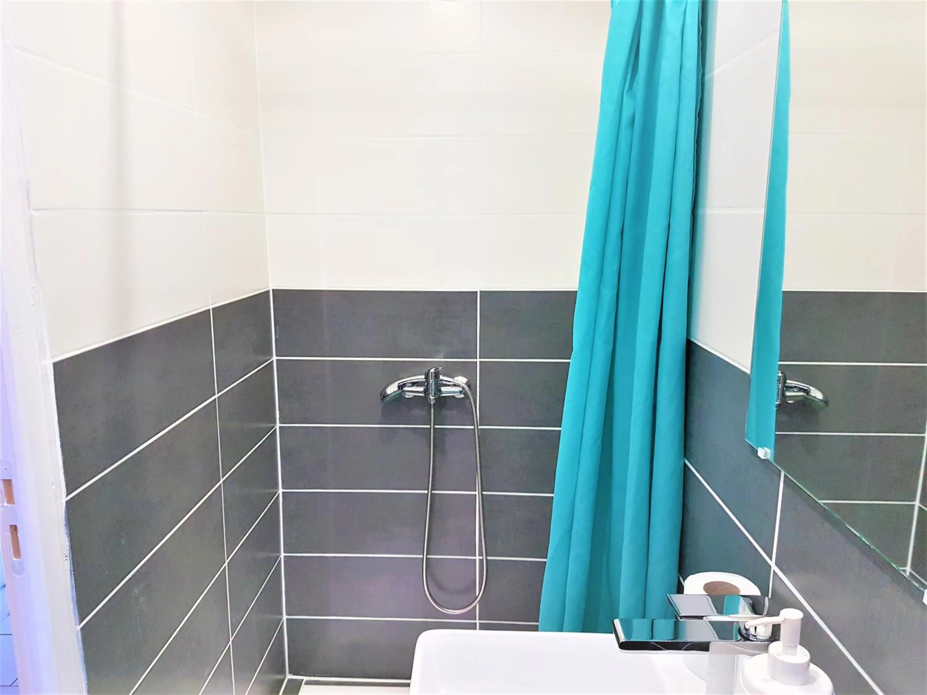 Bathroom in NancyRoom