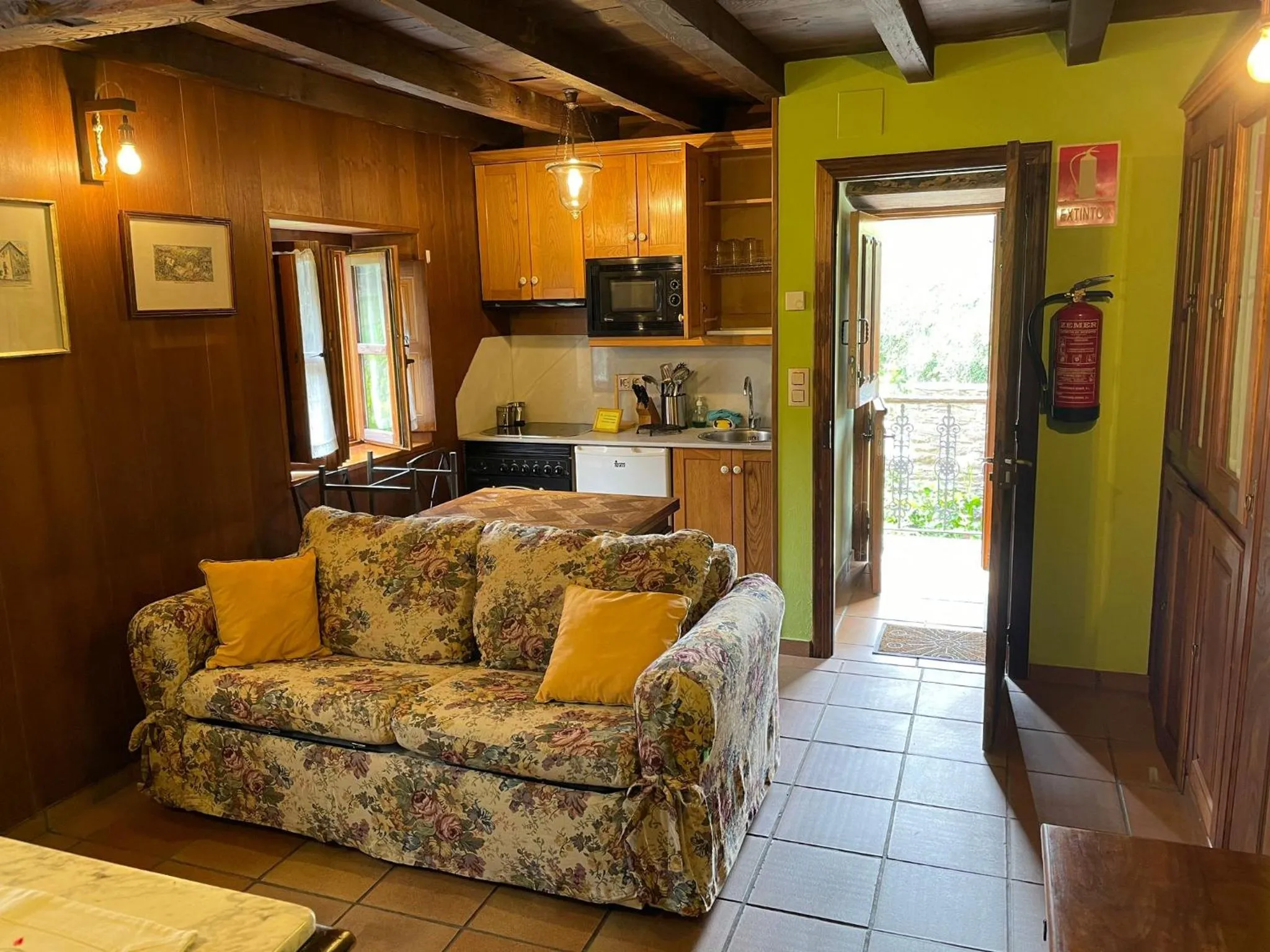 Kitchen or kitchenette in Hotel y apartamentos rurales L'Anceo