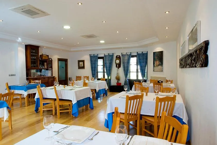 Restaurant/places to eat in Hotel y apartamentos rurales L'Anceo