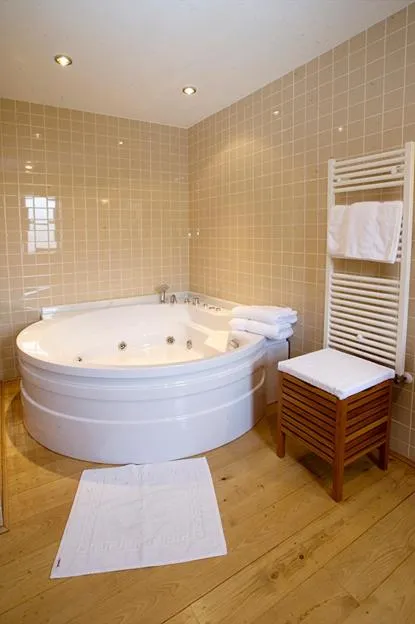 Hot Tub in Hotel y apartamentos rurales L'Anceo