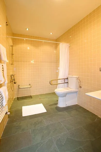 Shower in Hotel y apartamentos rurales L'Anceo