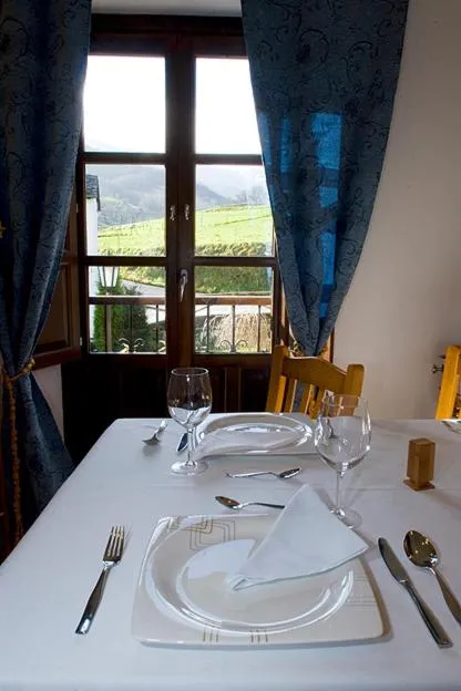 Restaurant/places to eat in Hotel y apartamentos rurales L'Anceo