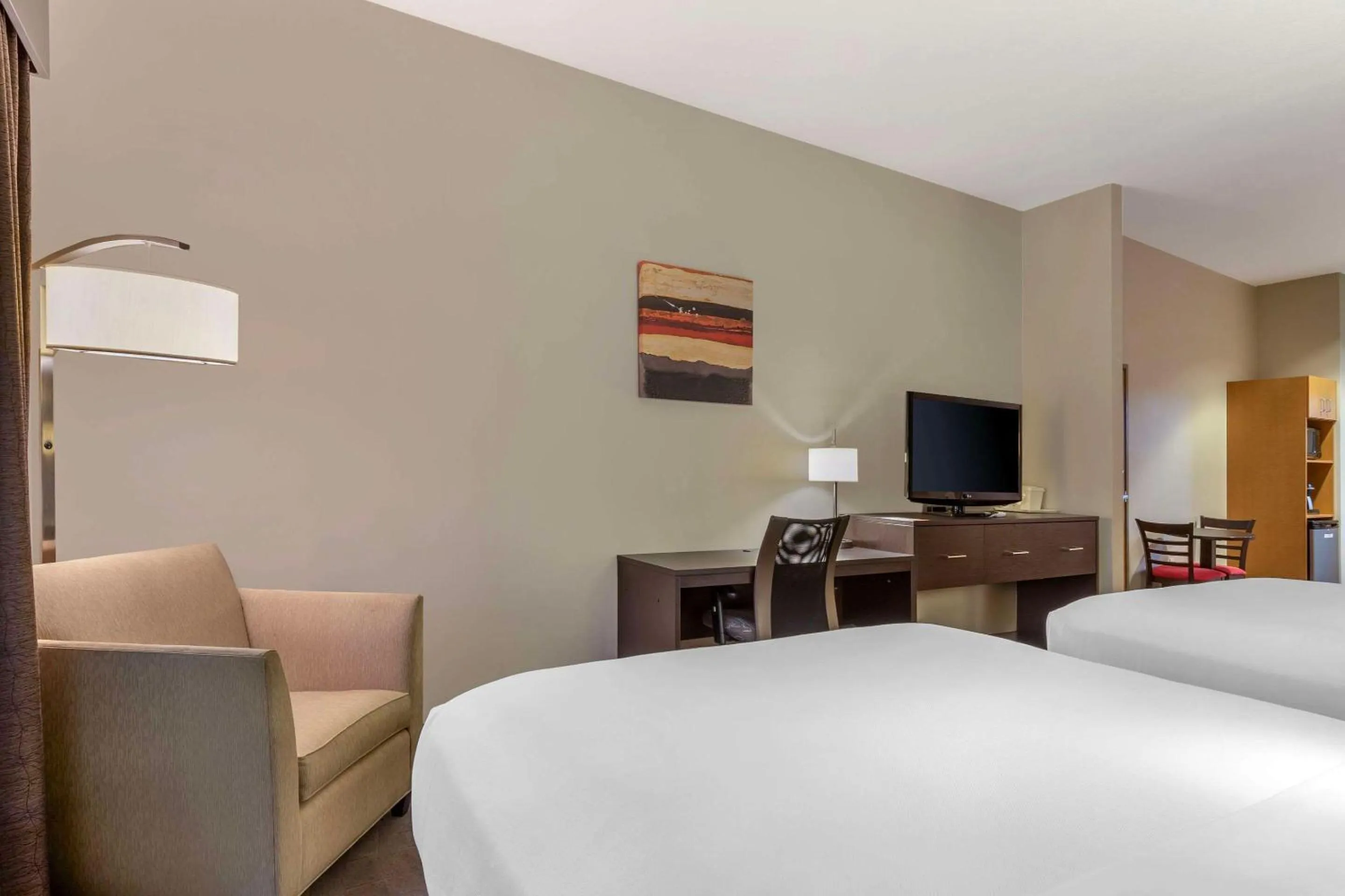 Bedroom, Bed in Comfort Suites