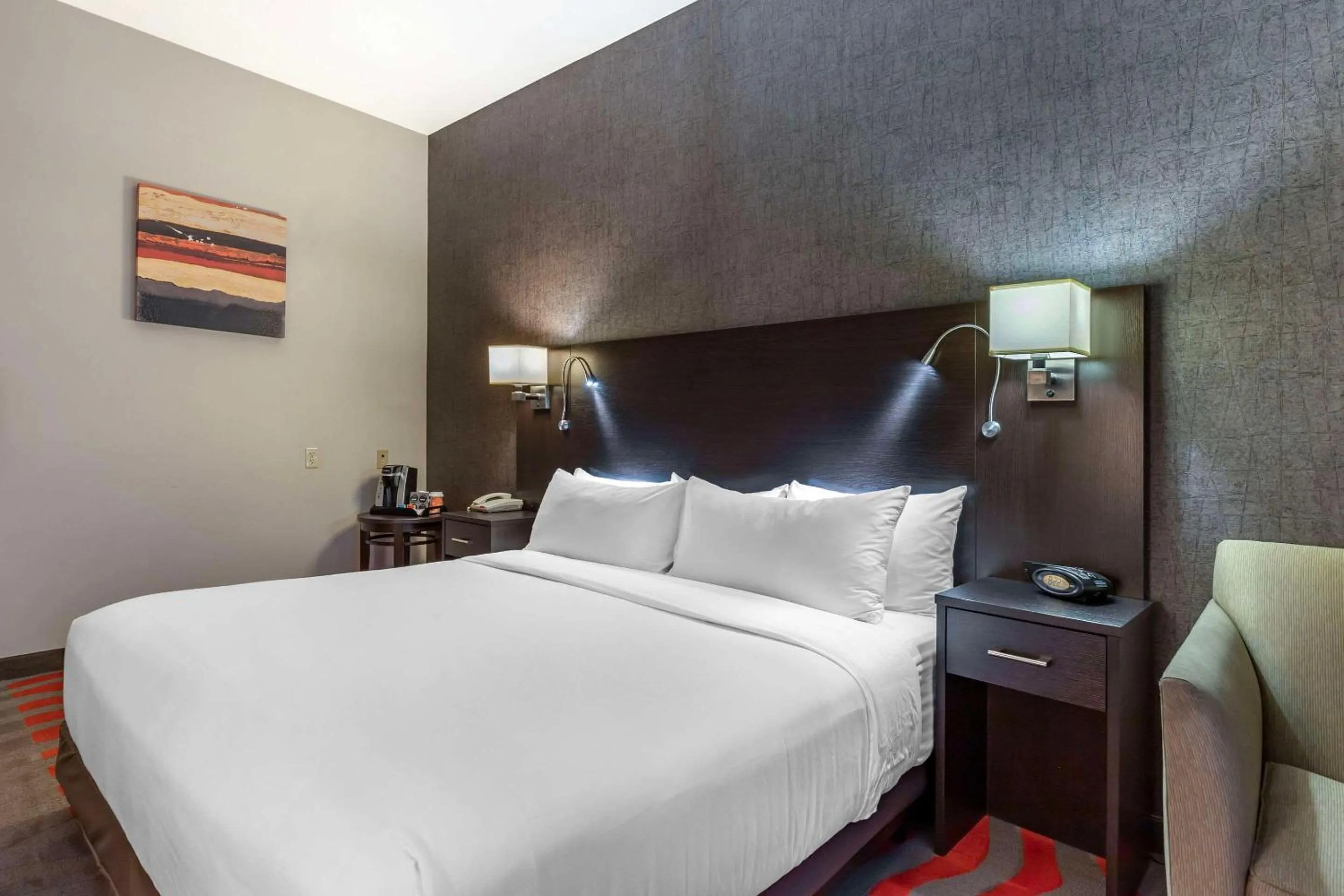 Bedroom, Bed in Comfort Suites